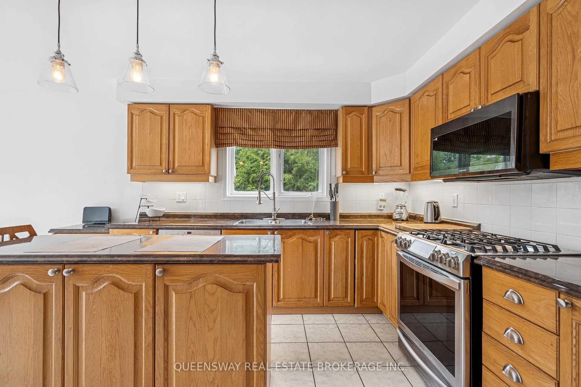 Photo 12 of 69 Cityview Circle, Barrie, Holly — HOMEH