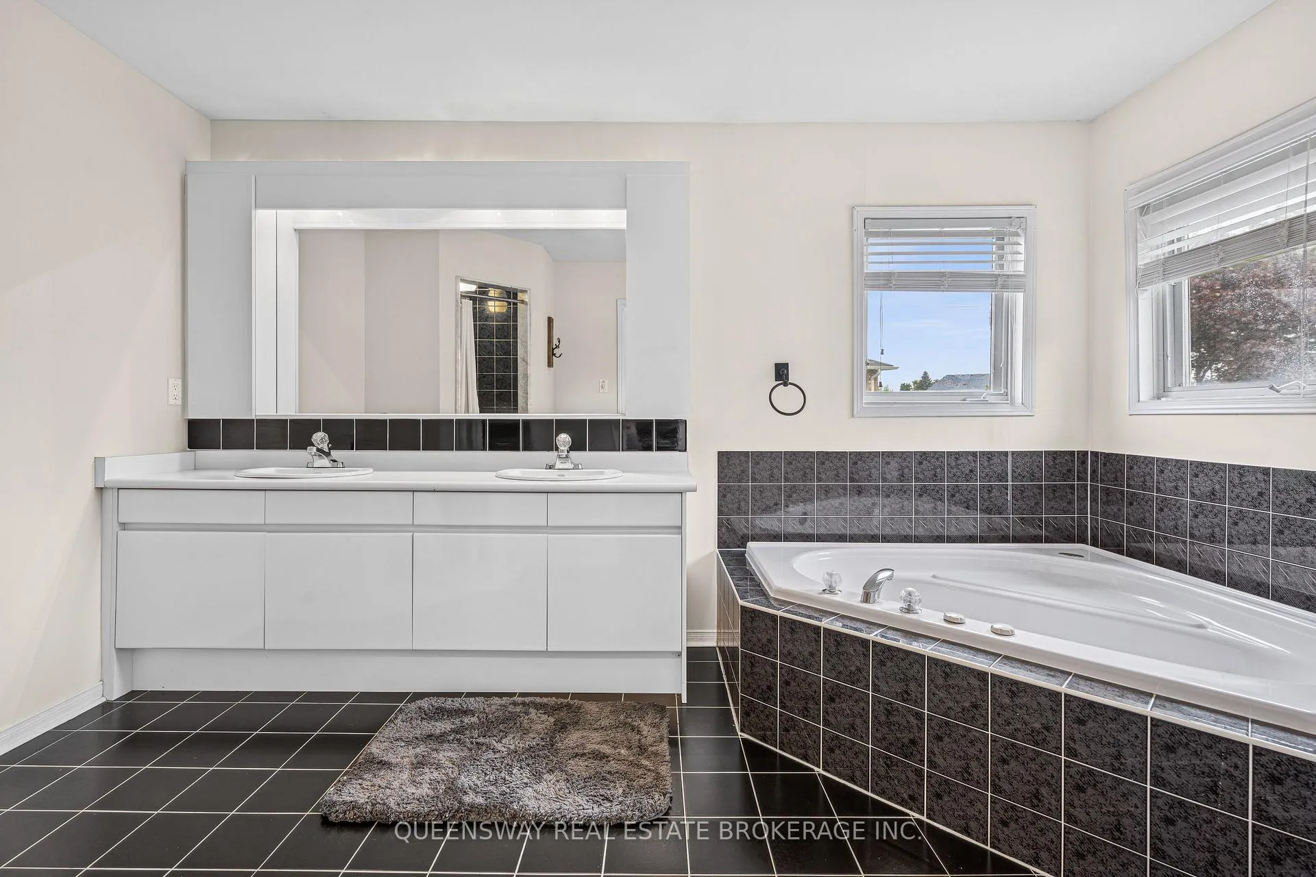 Photo 18 of 69 Cityview Circle, Barrie, Holly — HOMEH