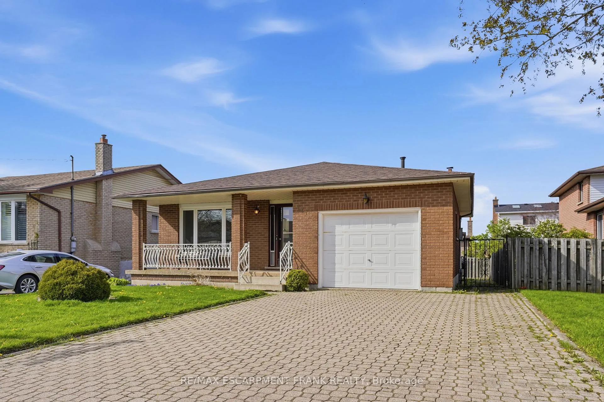 Photo 2 of 267 Greencedar Drive, Hamilton, Gurnett — HOMEH