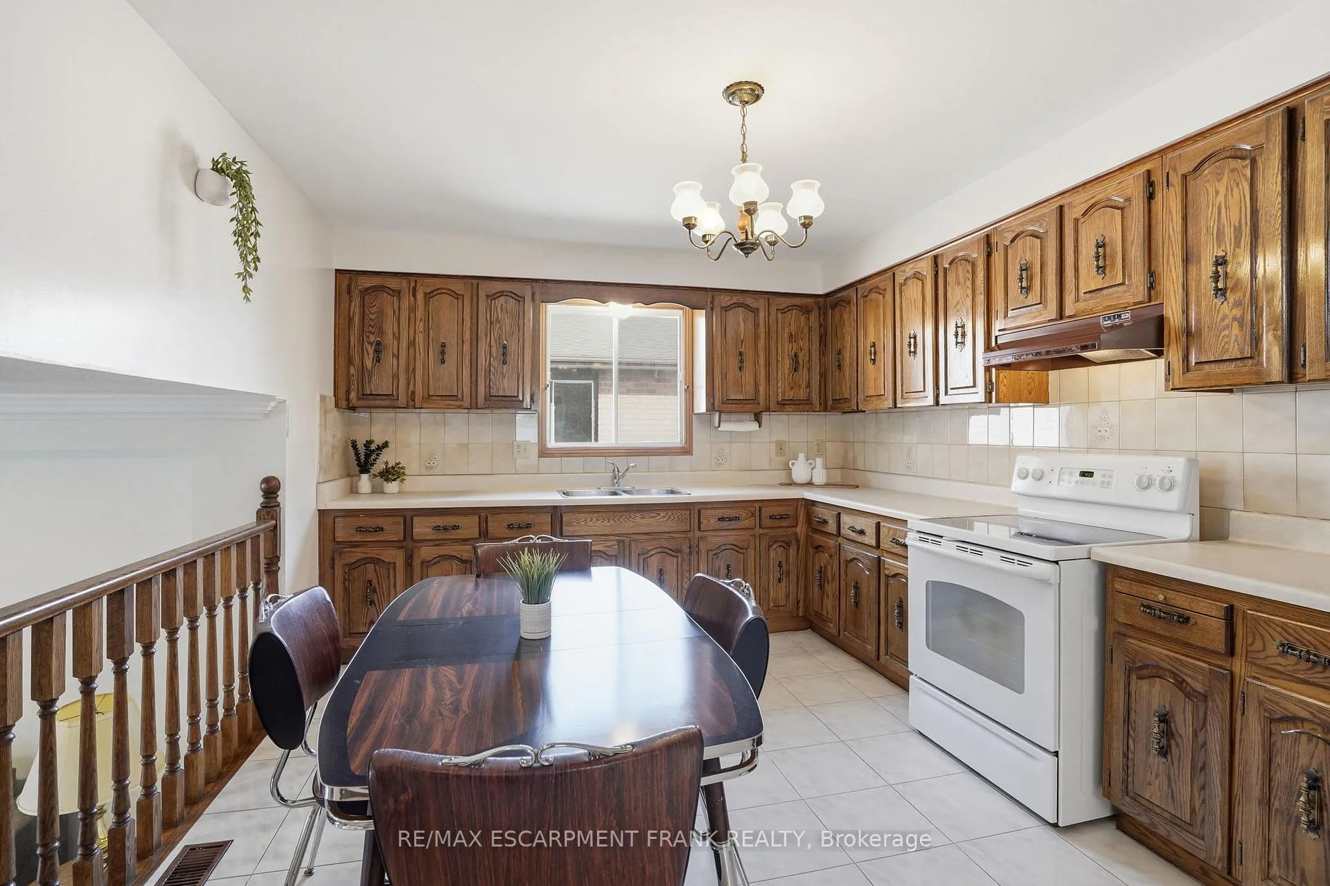 Photo 16 of 267 Greencedar Drive, Hamilton, Gurnett — HOMEH