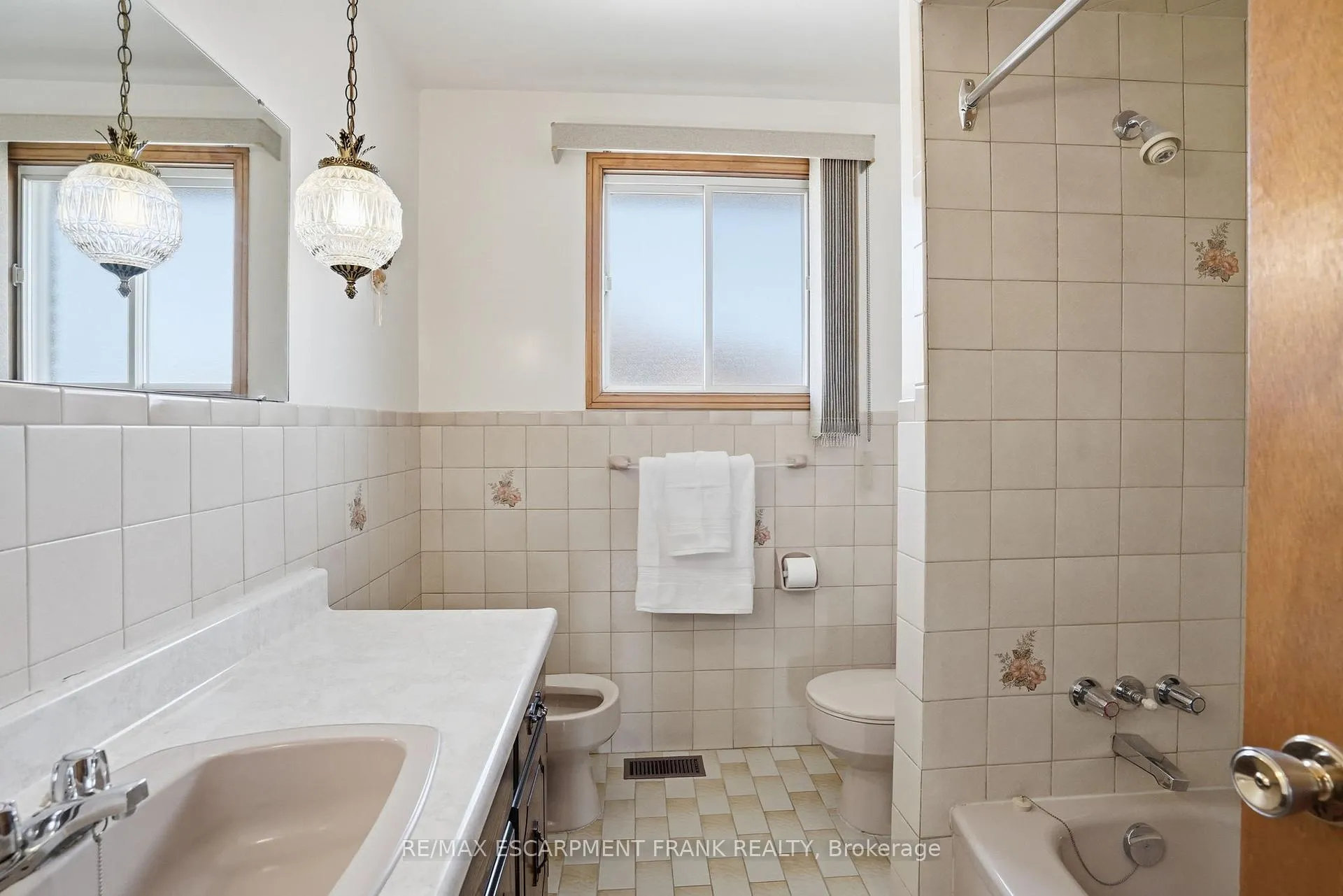 Photo 22 of 267 Greencedar Drive, Hamilton, Gurnett — HOMEH
