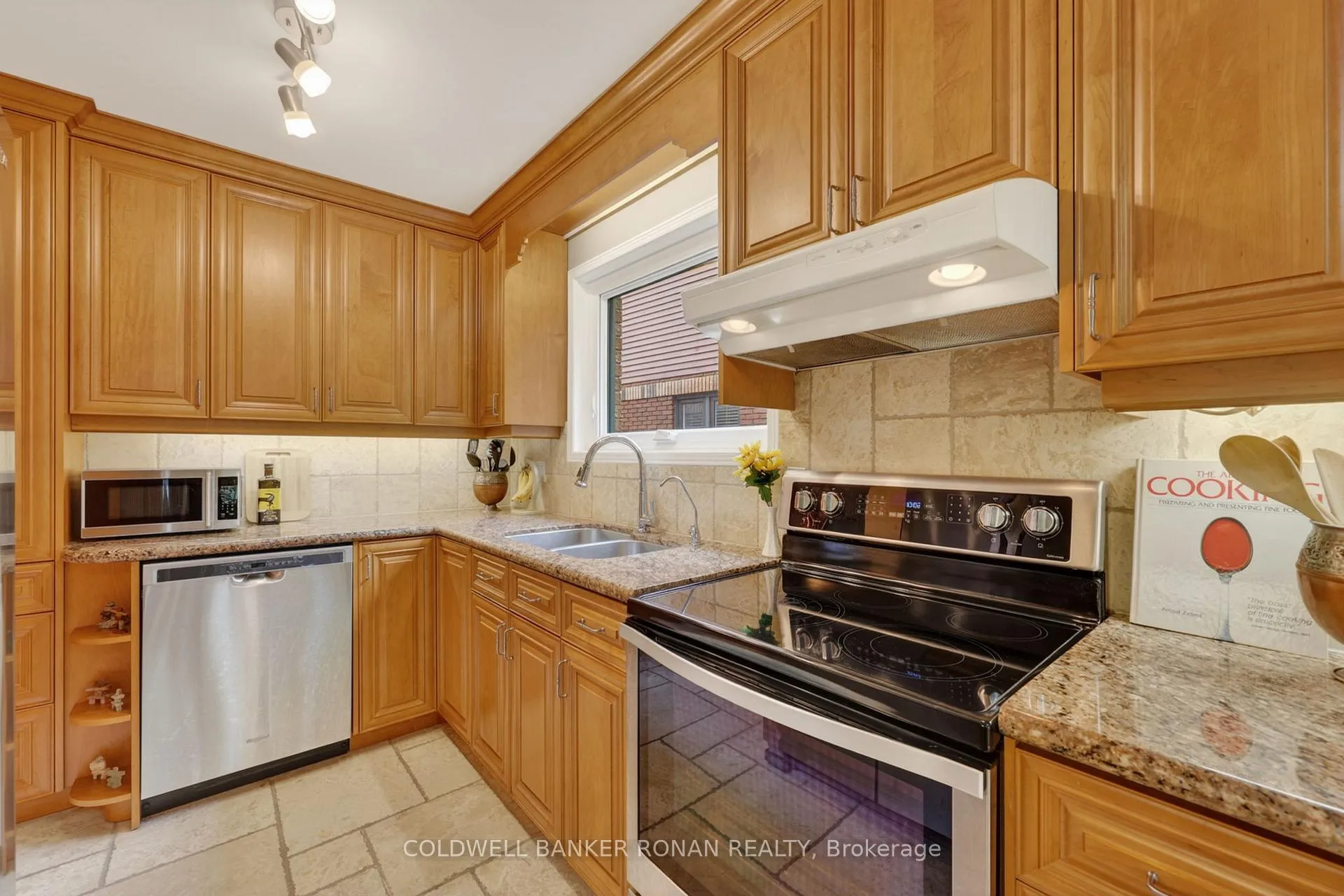 Photo 17 of 16 Green Briar Road, New Tecumseth, Alliston — HOMEH