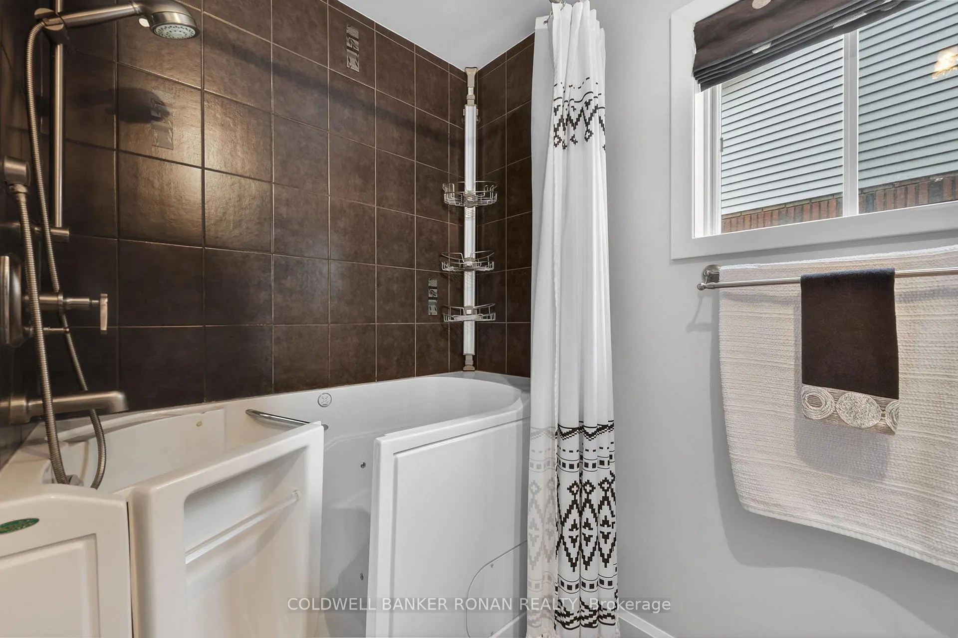 Photo 22 of 16 Green Briar Road, New Tecumseth, Alliston — HOMEH