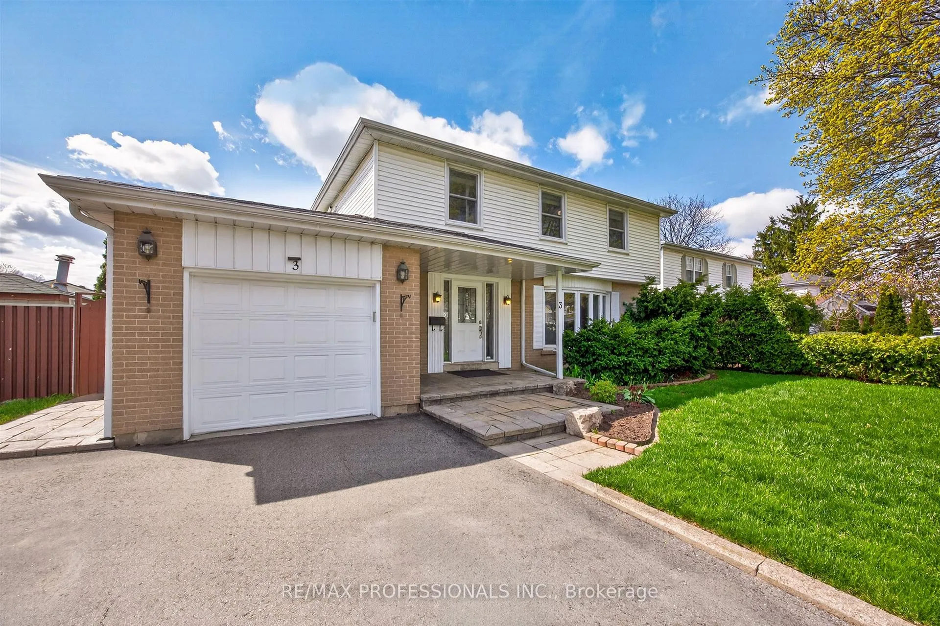 Photo 2 of 3 Caledon Court, Brampton, Avondale — HOMEH