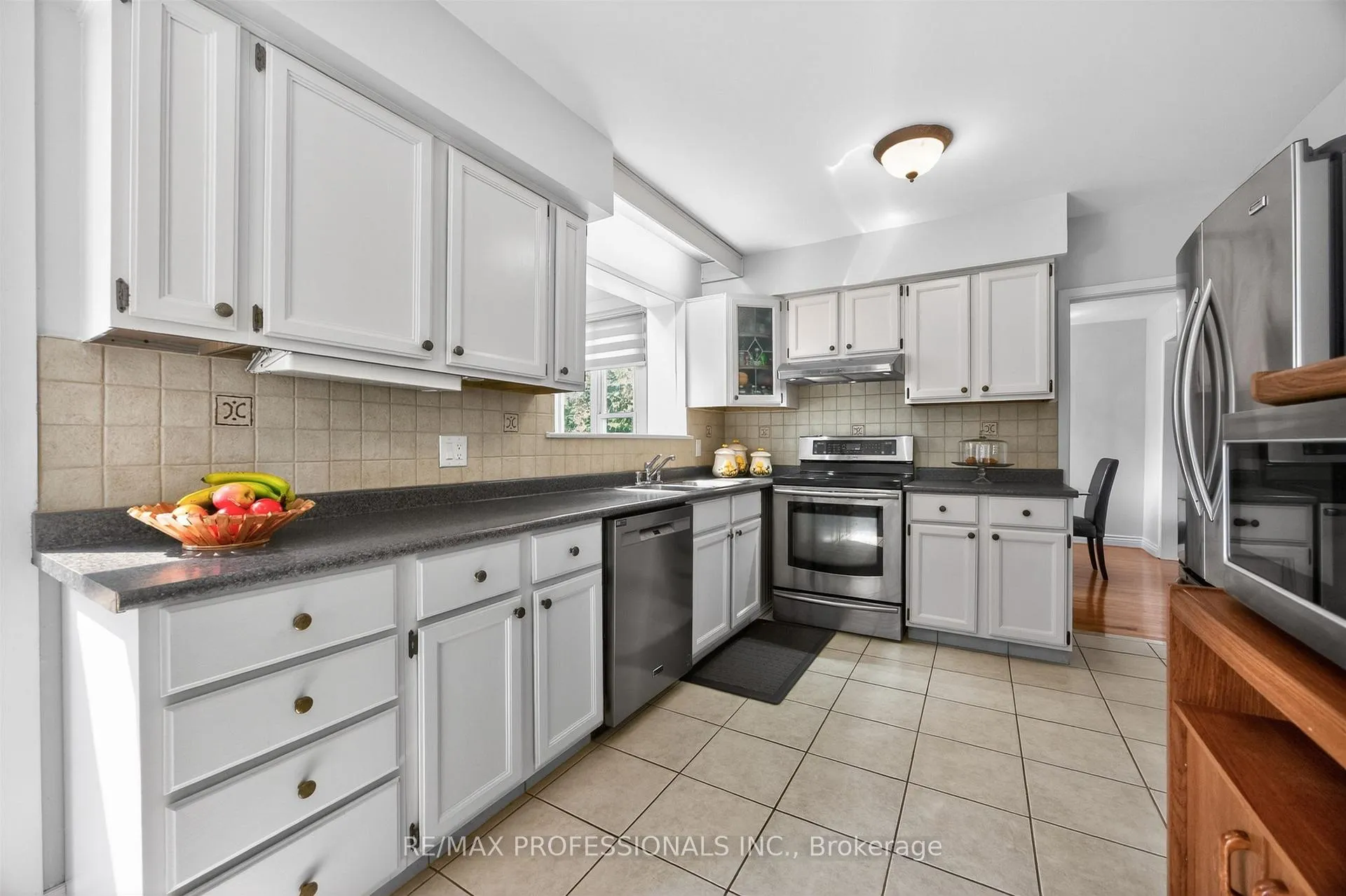 Photo 8 of 3 Caledon Court, Brampton, Avondale — HOMEH