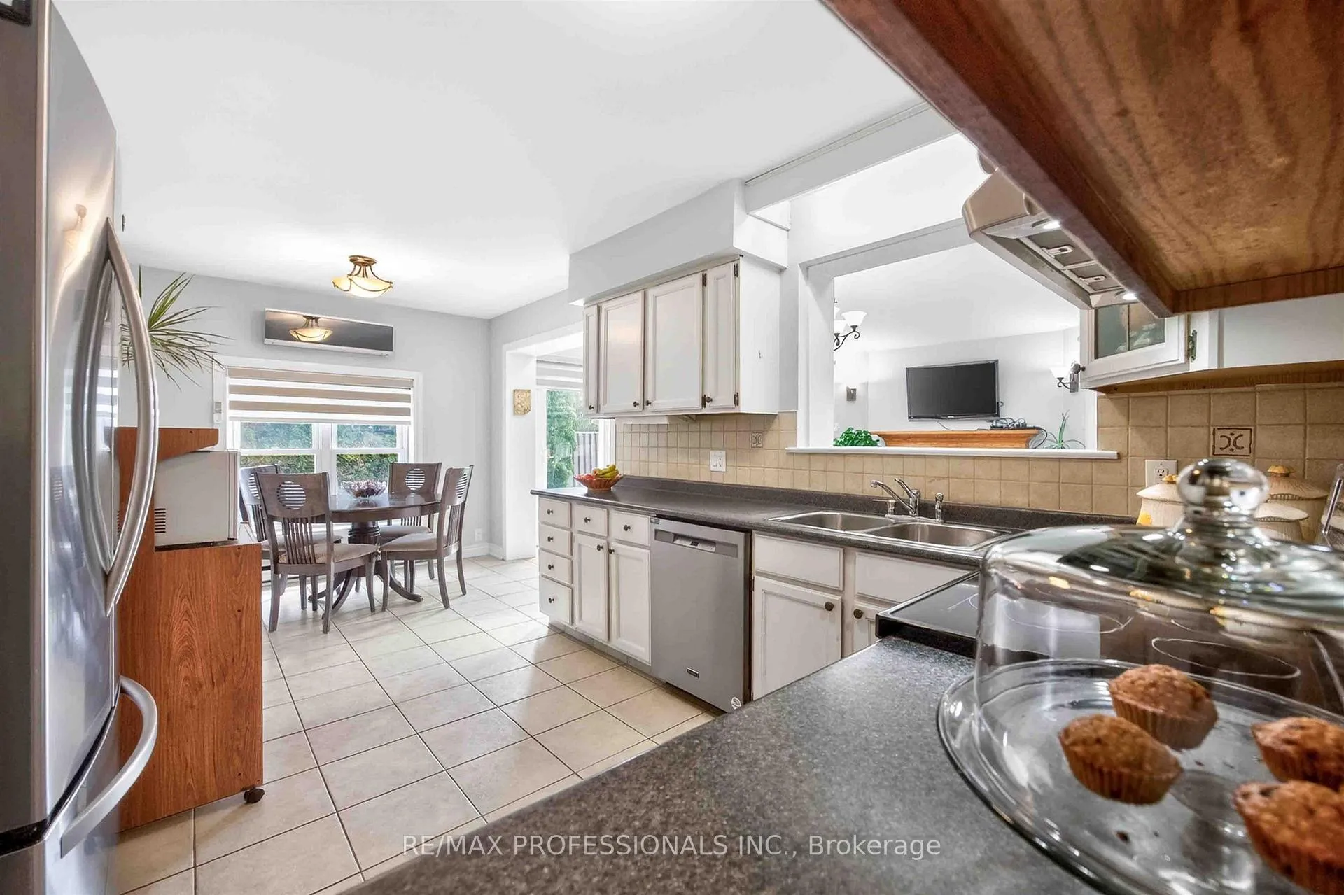 Photo 10 of 3 Caledon Court, Brampton, Avondale — HOMEH