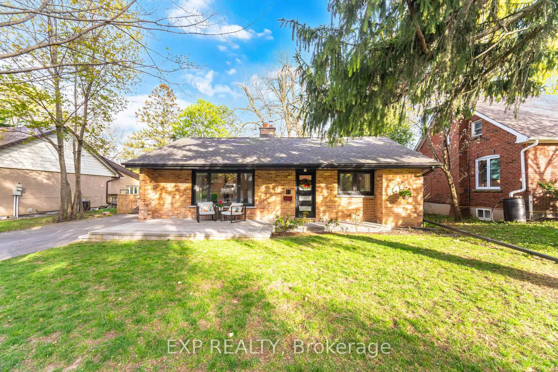Photo 2 of 11 Armstrong Street, Brampton, Downtown Brampton — HOMEH
