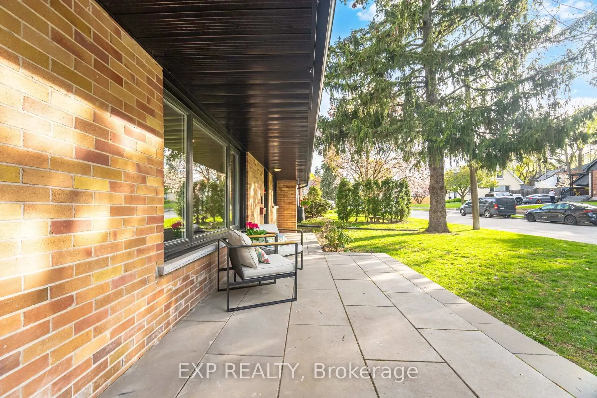 Photo 4 of 11 Armstrong Street, Brampton, Downtown Brampton — HOMEH