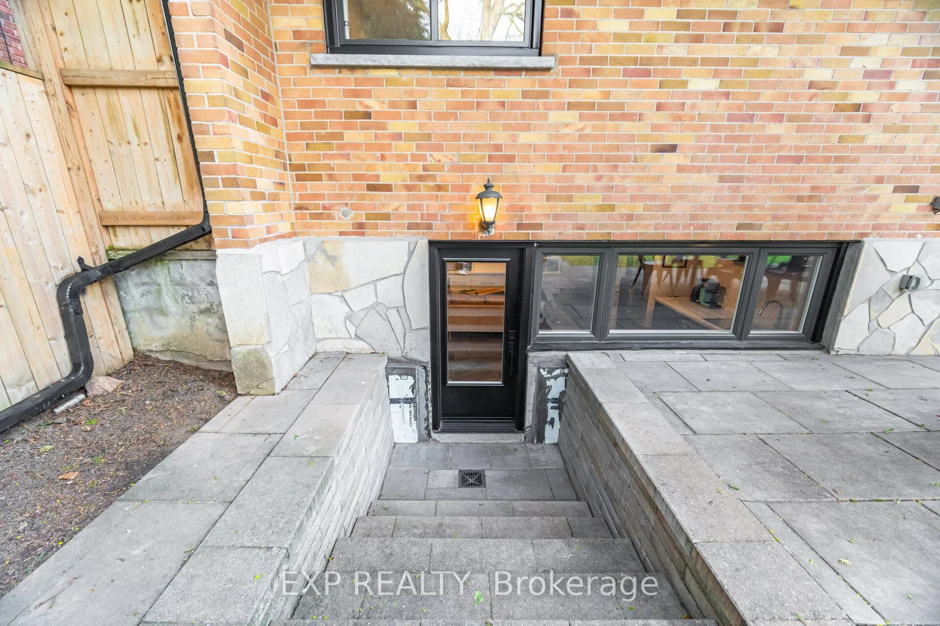 Photo 31 of 11 Armstrong Street, Brampton, Downtown Brampton — HOMEH