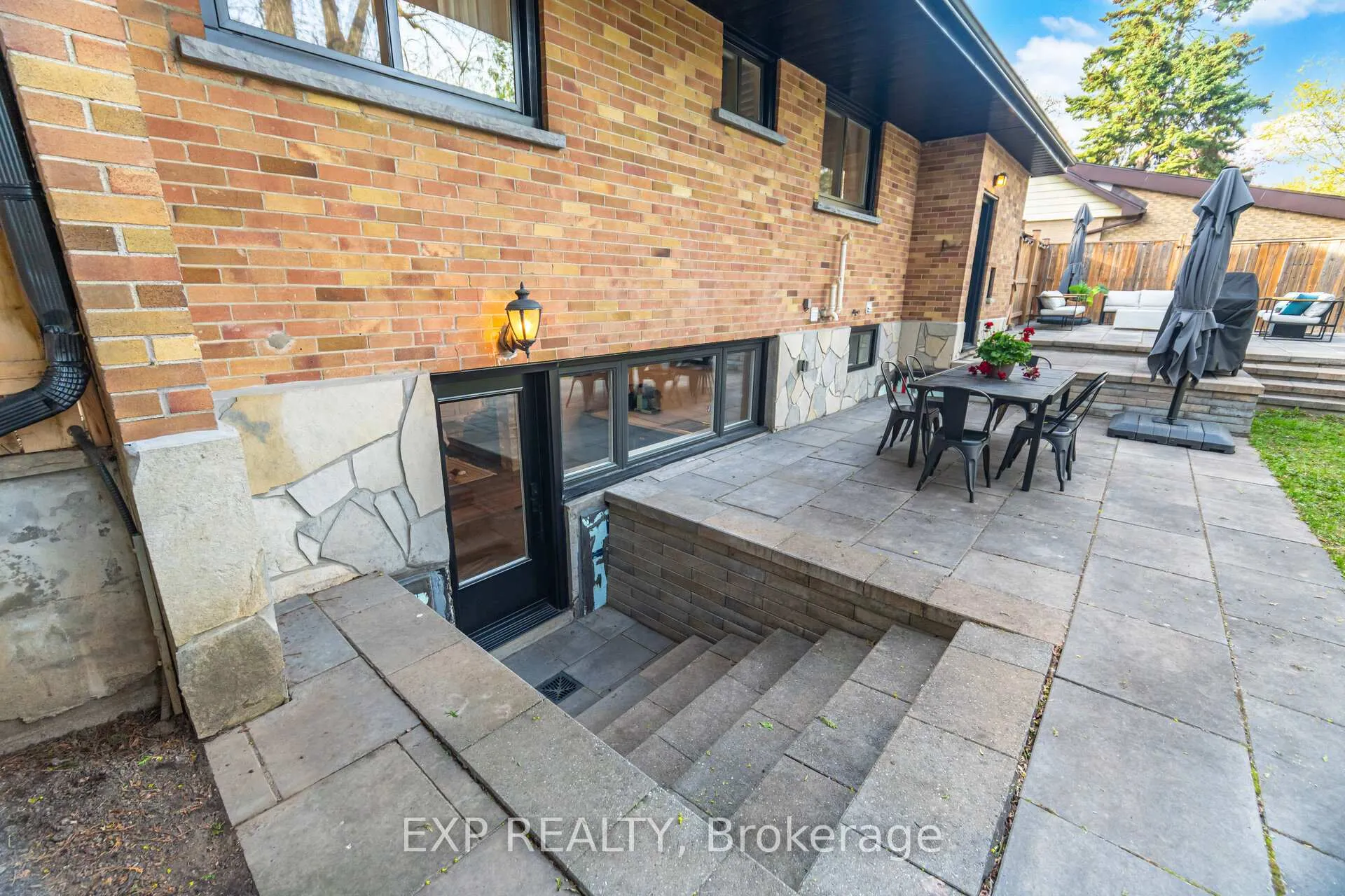 Photo 32 of 11 Armstrong Street, Brampton, Downtown Brampton — HOMEH