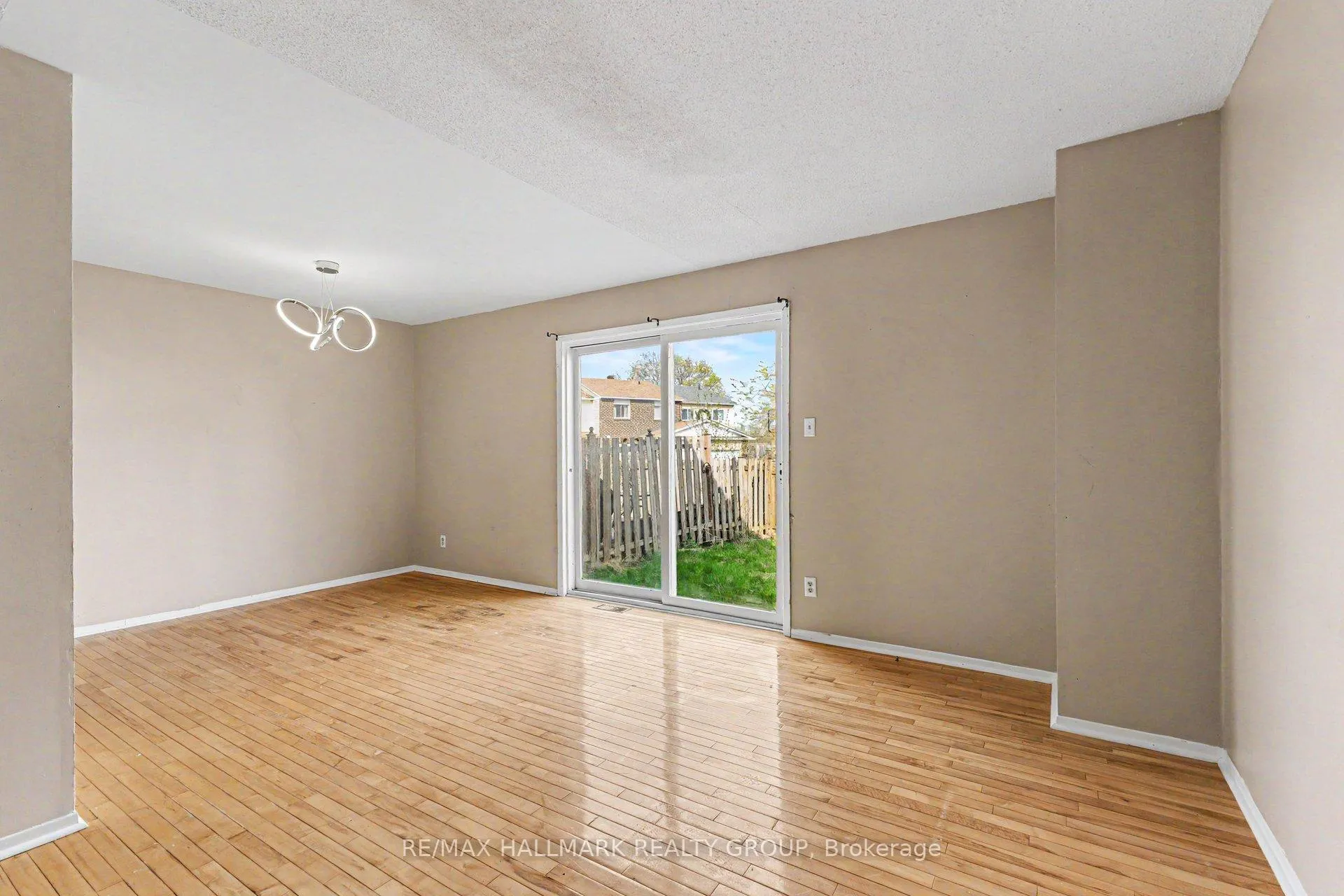 Photo 4 of 16 Sunridge Lane, Ottawa, Barrhaven - On the Green — HOMEH
