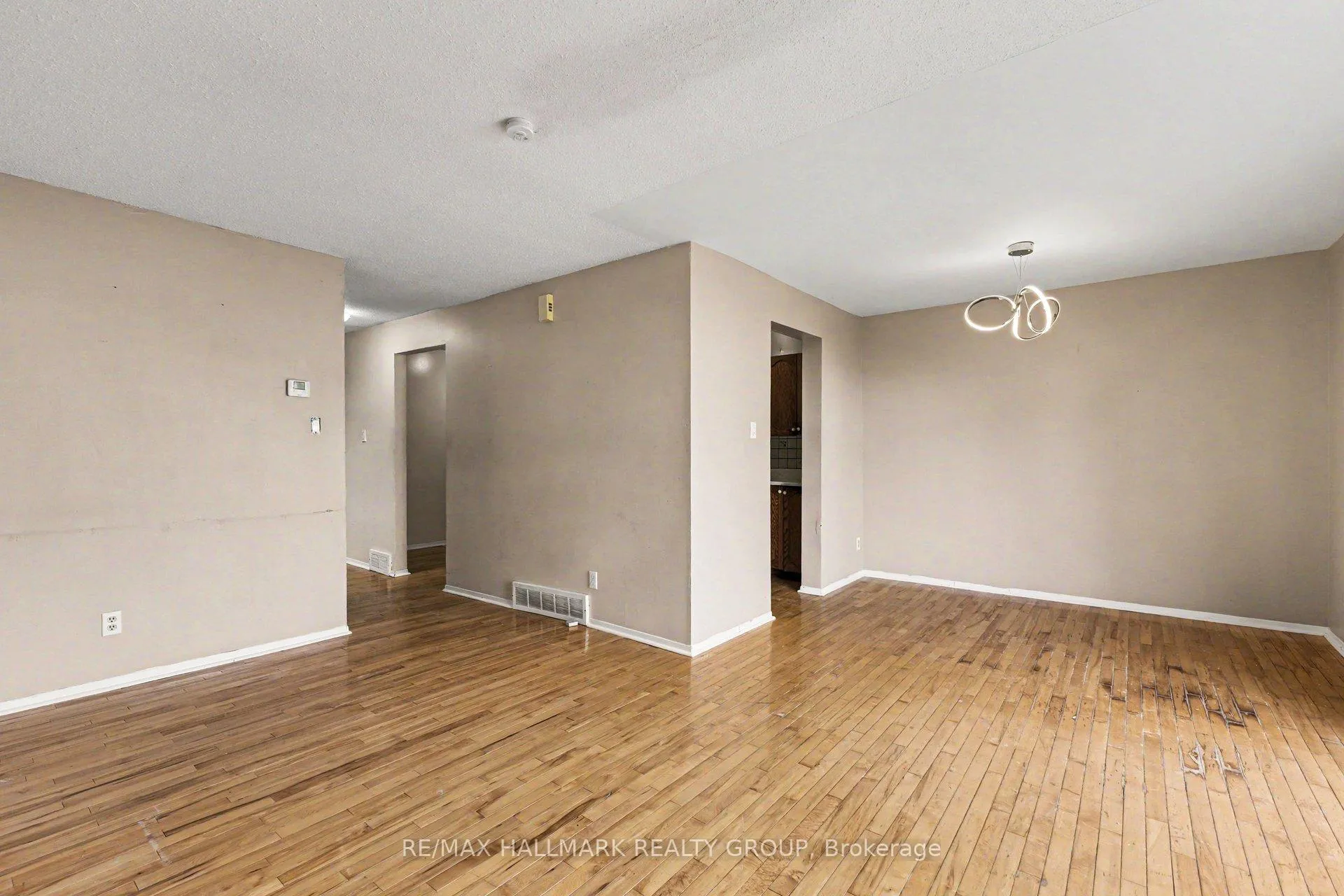 Photo 5 of 16 Sunridge Lane, Ottawa, Barrhaven - On the Green — HOMEH
