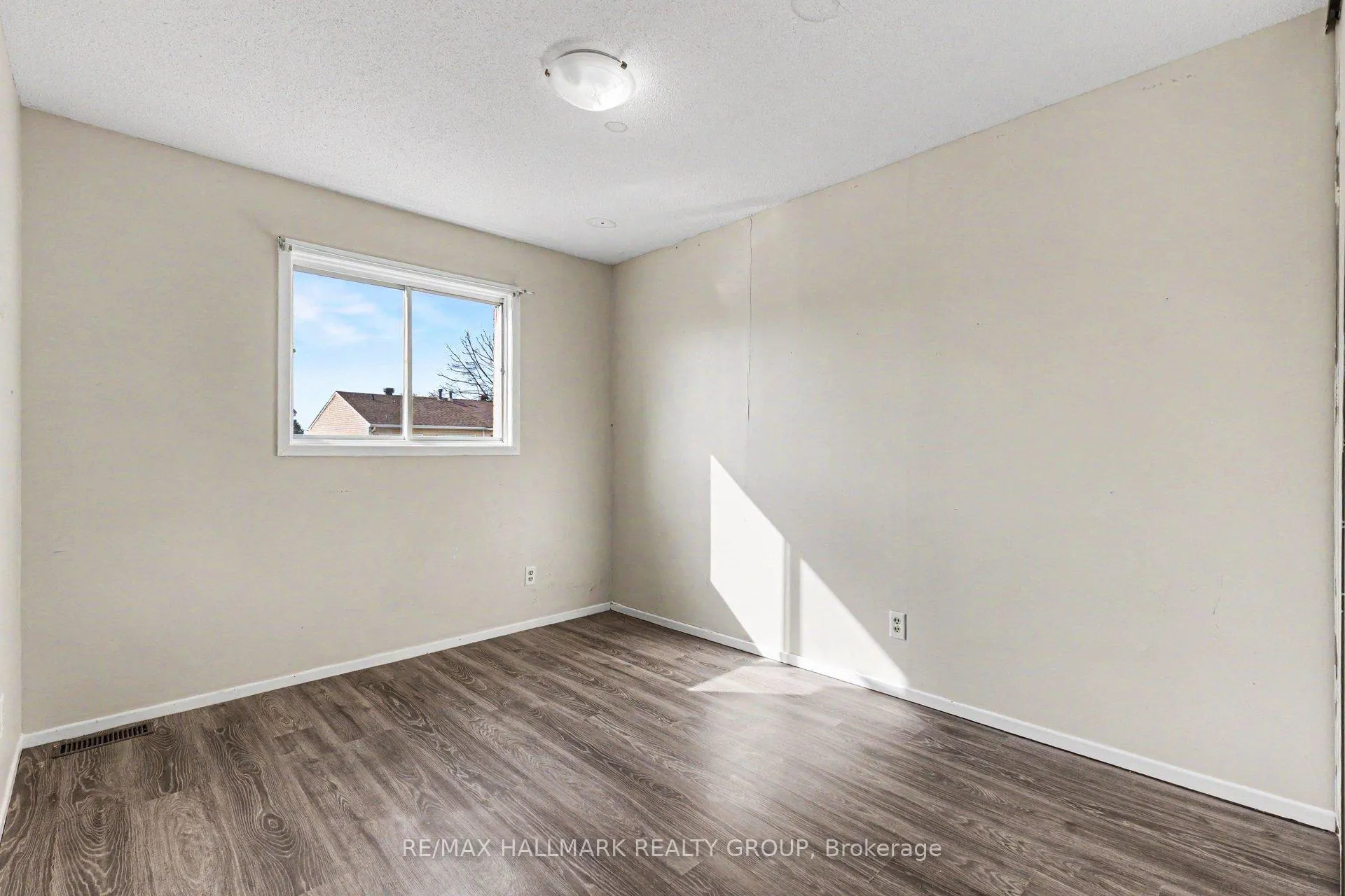 Photo 8 of 16 Sunridge Lane, Ottawa, Barrhaven - On the Green — HOMEH