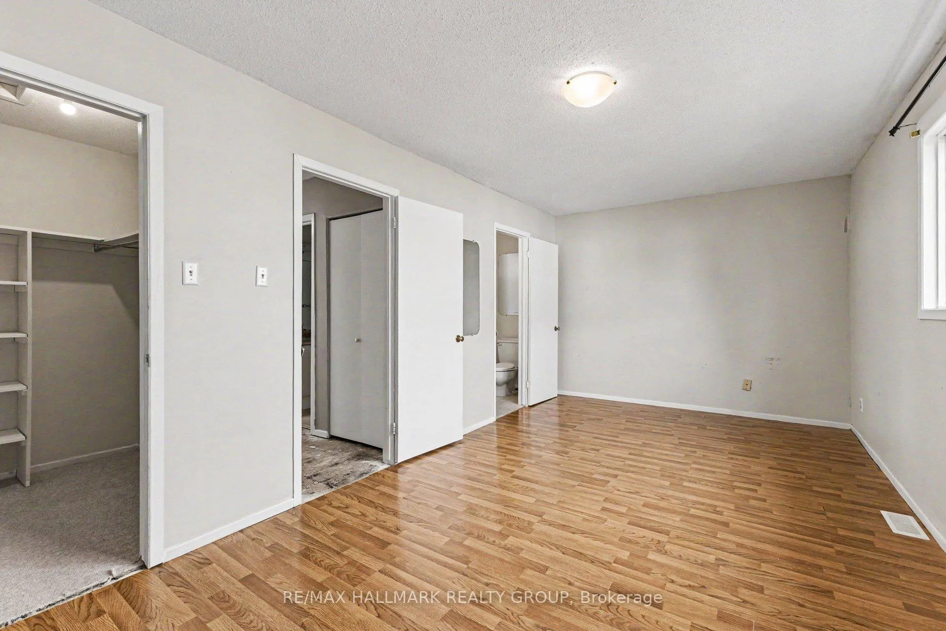Photo 11 of 16 Sunridge Lane, Ottawa, Barrhaven - On the Green — HOMEH