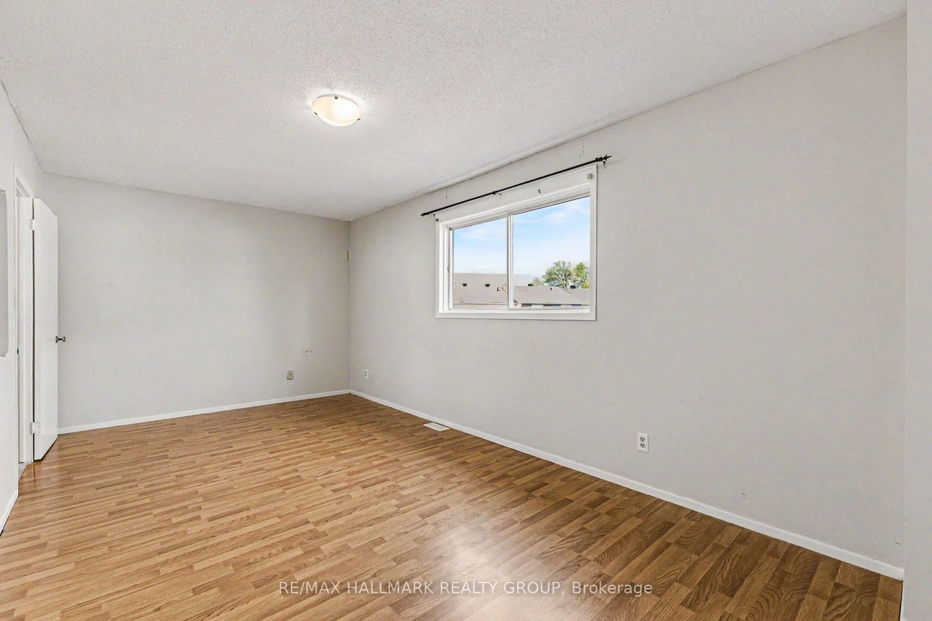 Photo 12 of 16 Sunridge Lane, Ottawa, Barrhaven - On the Green — HOMEH