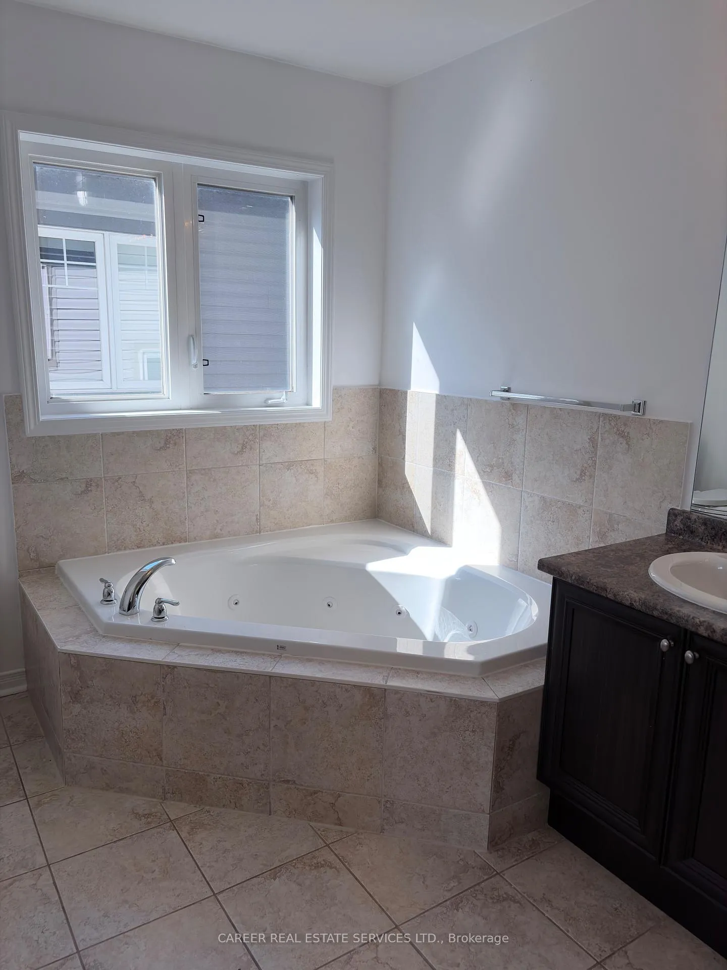 Photo 20 of 27 Alldread Crescent, Clarington, Newcastle — HOMEH