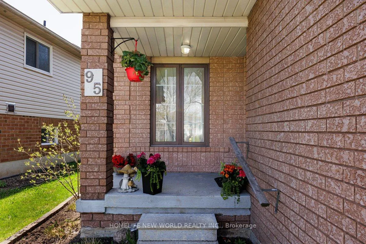 Photo 2 of 95 Athabaska Road, Barrie, Holly — HOMEH