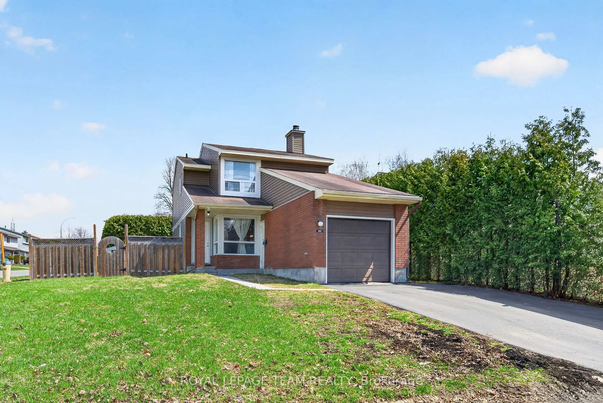 Front of 1631 Saxony Crescent