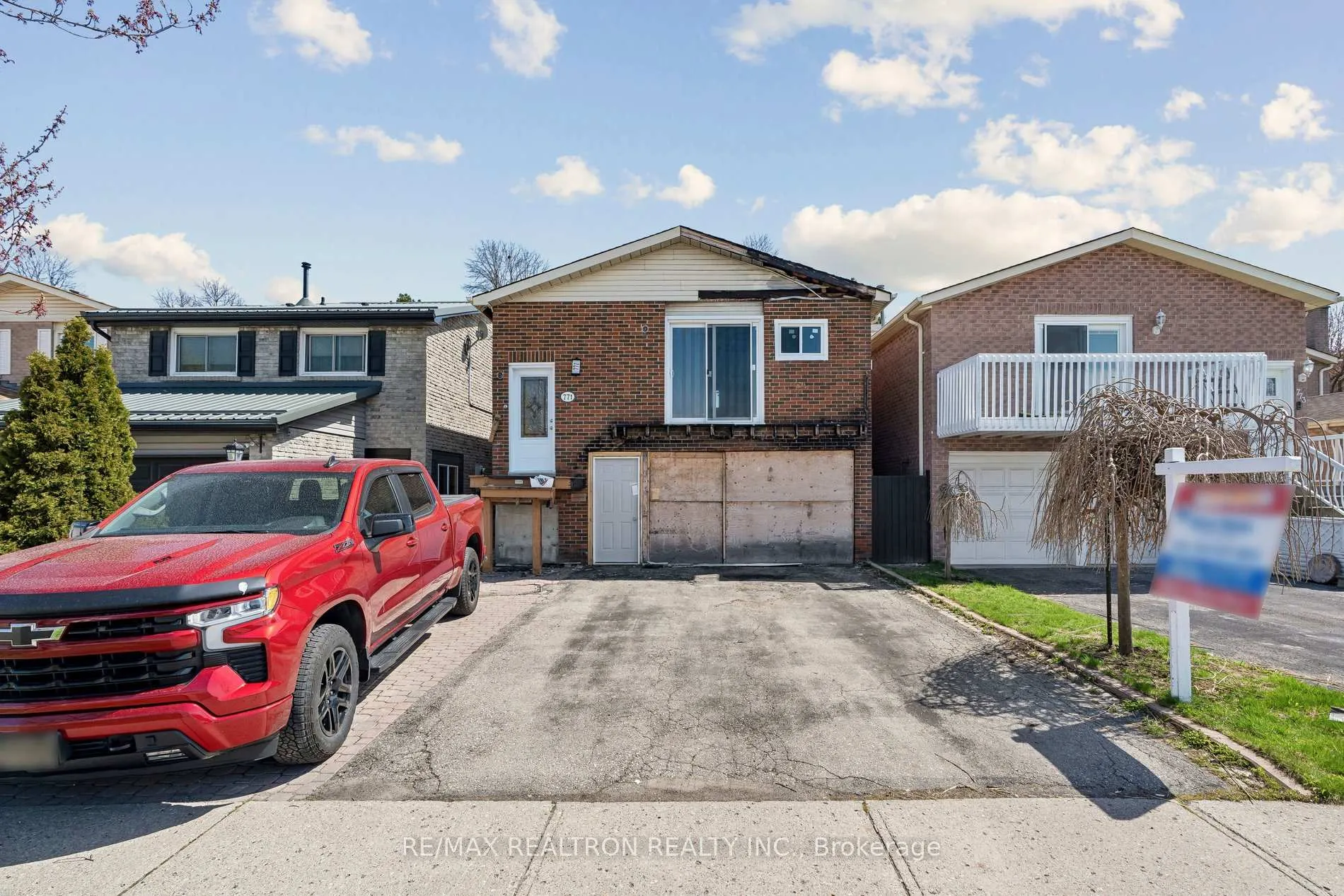 Photo 2 of 771 Hampton Court, Pickering, West Shore — HOMEH