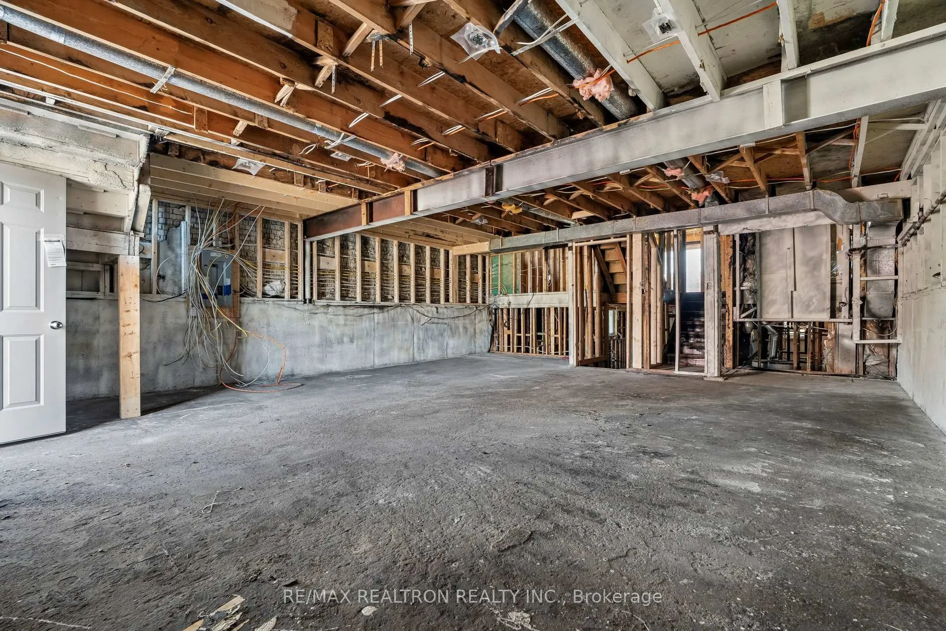 Photo 4 of 771 Hampton Court, Pickering, West Shore — HOMEH