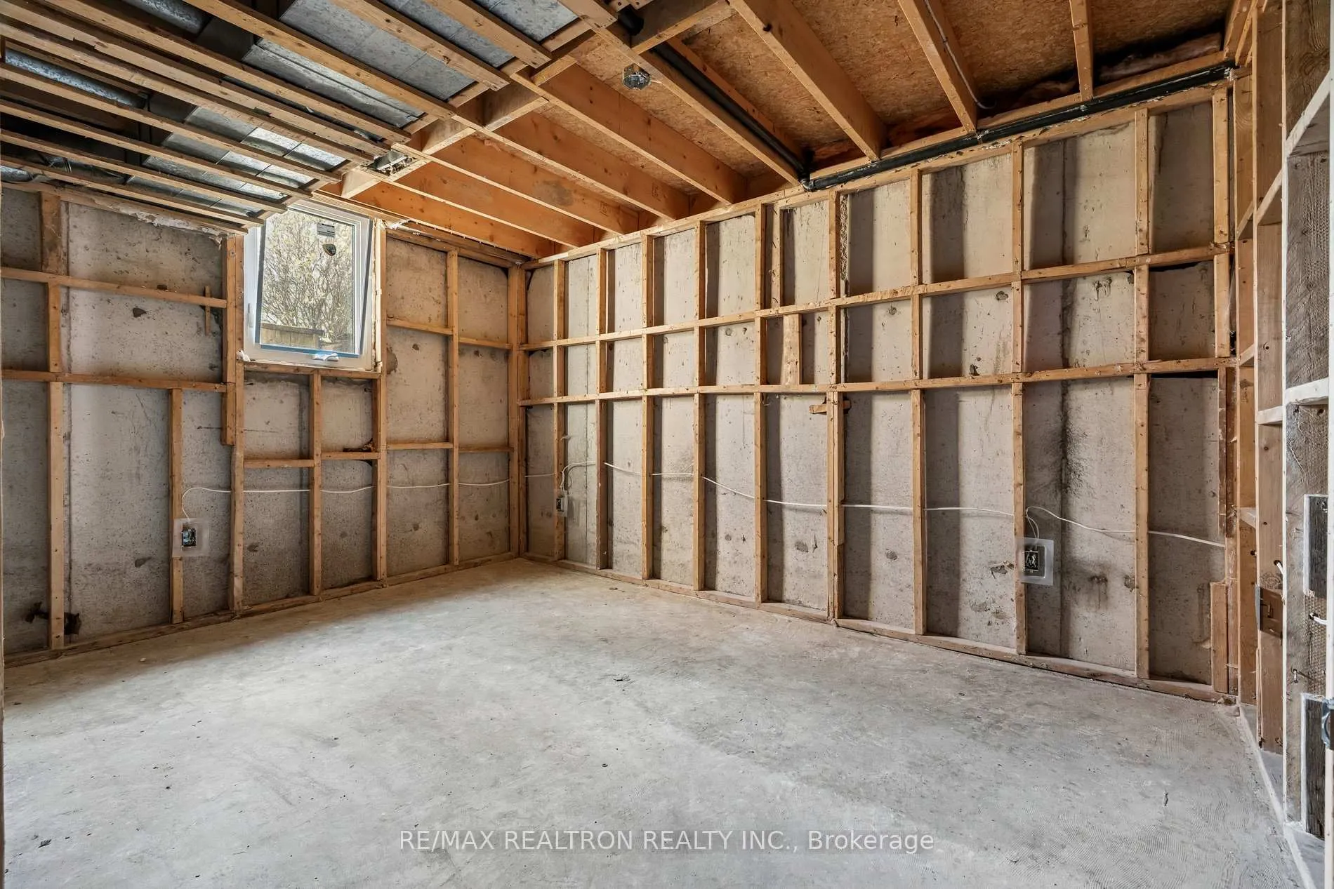 Photo 6 of 771 Hampton Court, Pickering, West Shore — HOMEH