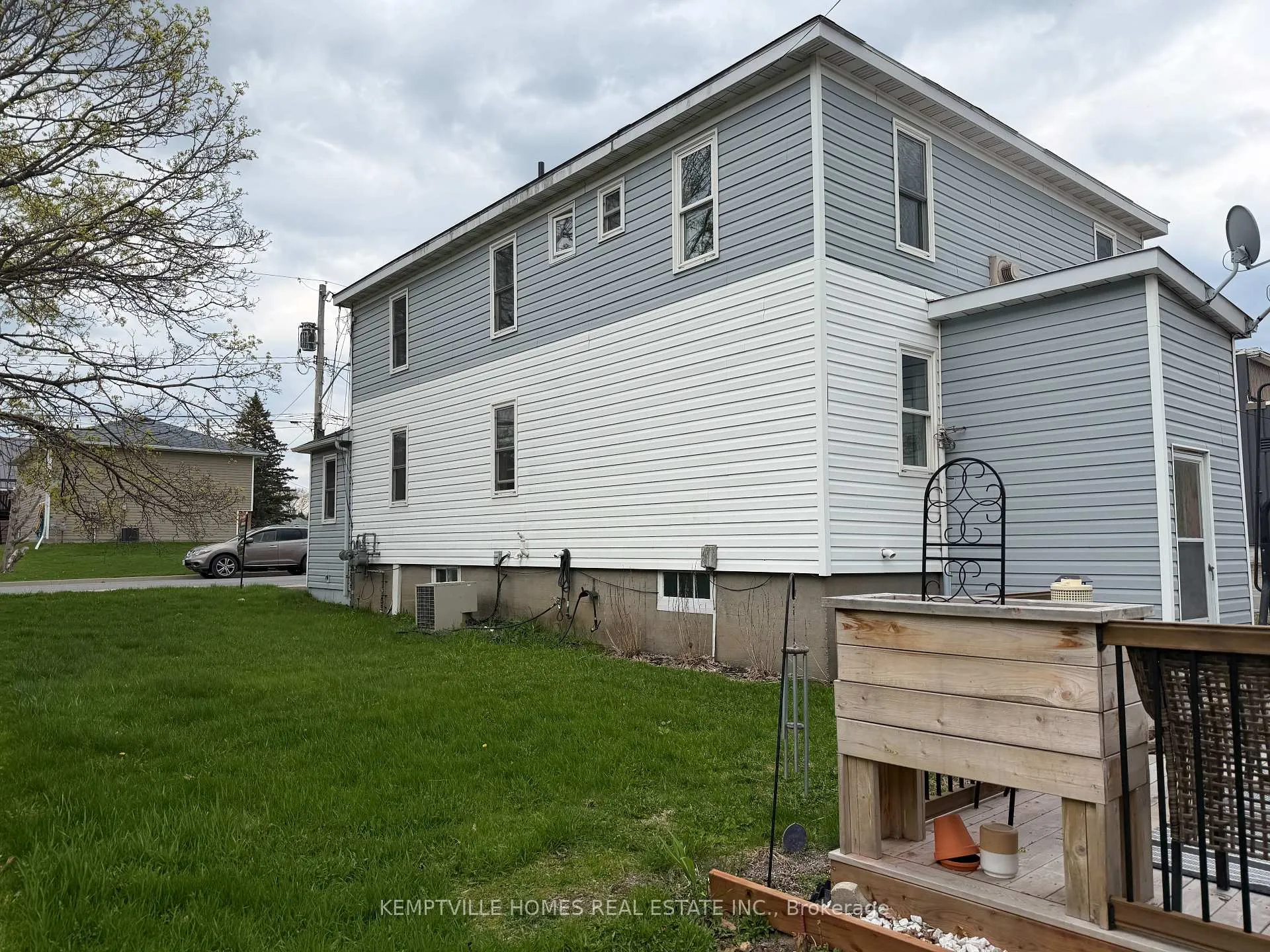 Photo 2 of 803 St Lawrence Street, Prescott — HOMEH