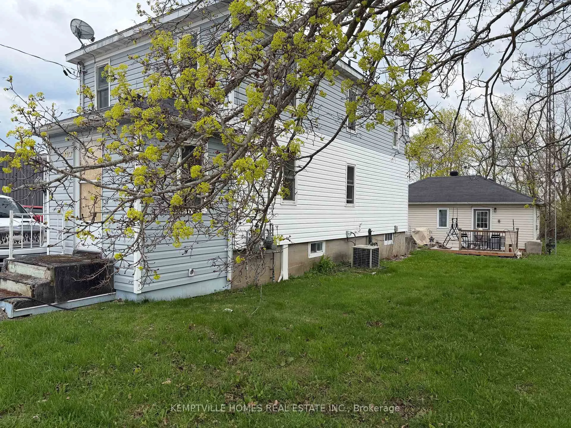 Photo 3 of 803 St Lawrence Street, Prescott — HOMEH