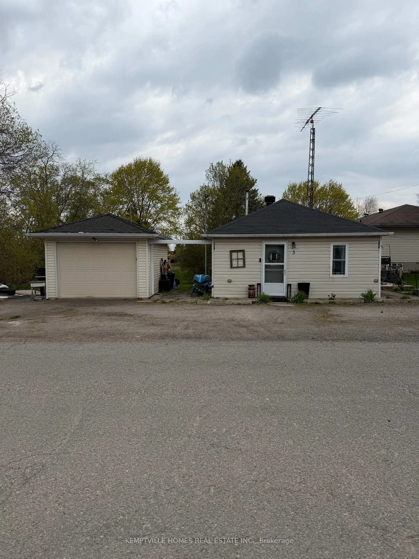 Photo 4 of 803 St Lawrence Street, Prescott — HOMEH