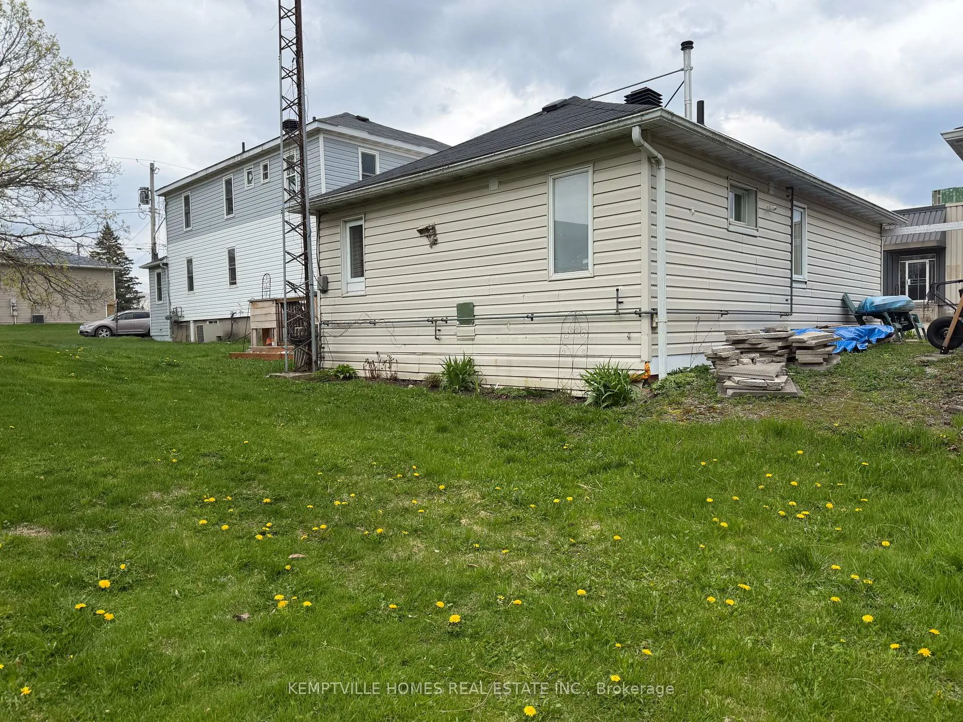 Photo 5 of 803 St Lawrence Street, Prescott — HOMEH