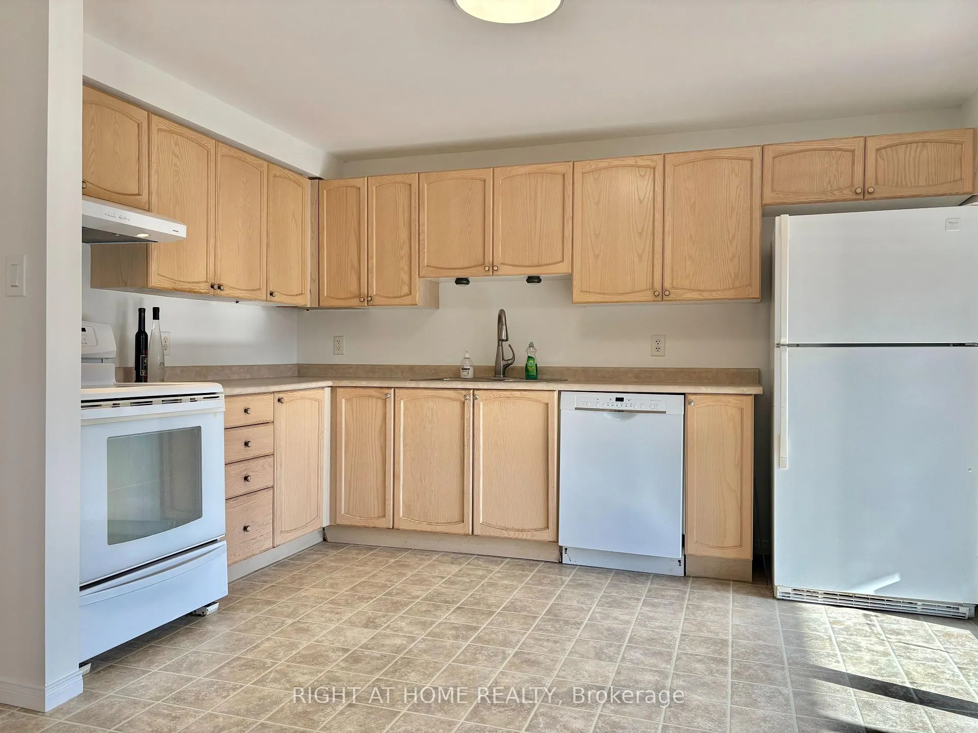 Photo 5 of 33 Raymond Crescent, Barrie, Painswick South — HOMEH