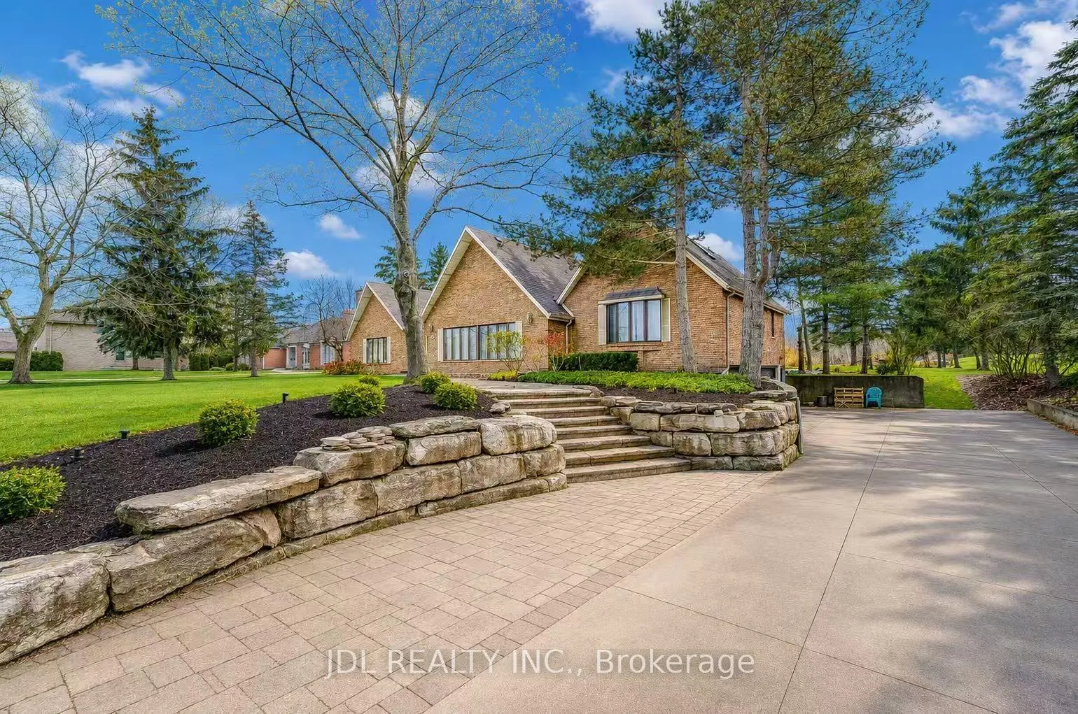 Front of 2033 Niagara River Parkway