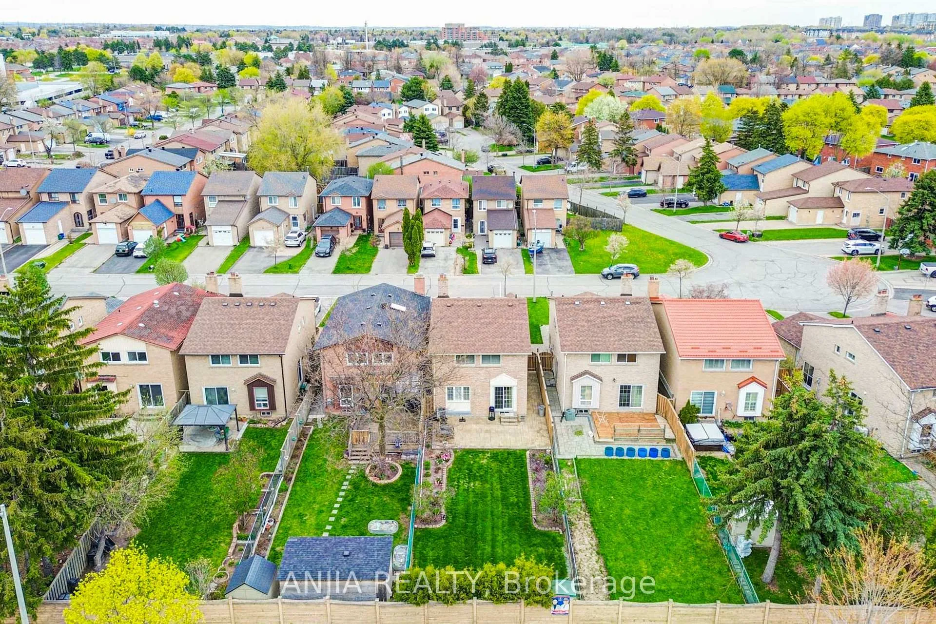 Photo 4 of 48 Upton Crescent, Markham, Milliken Mills West — HOMEH