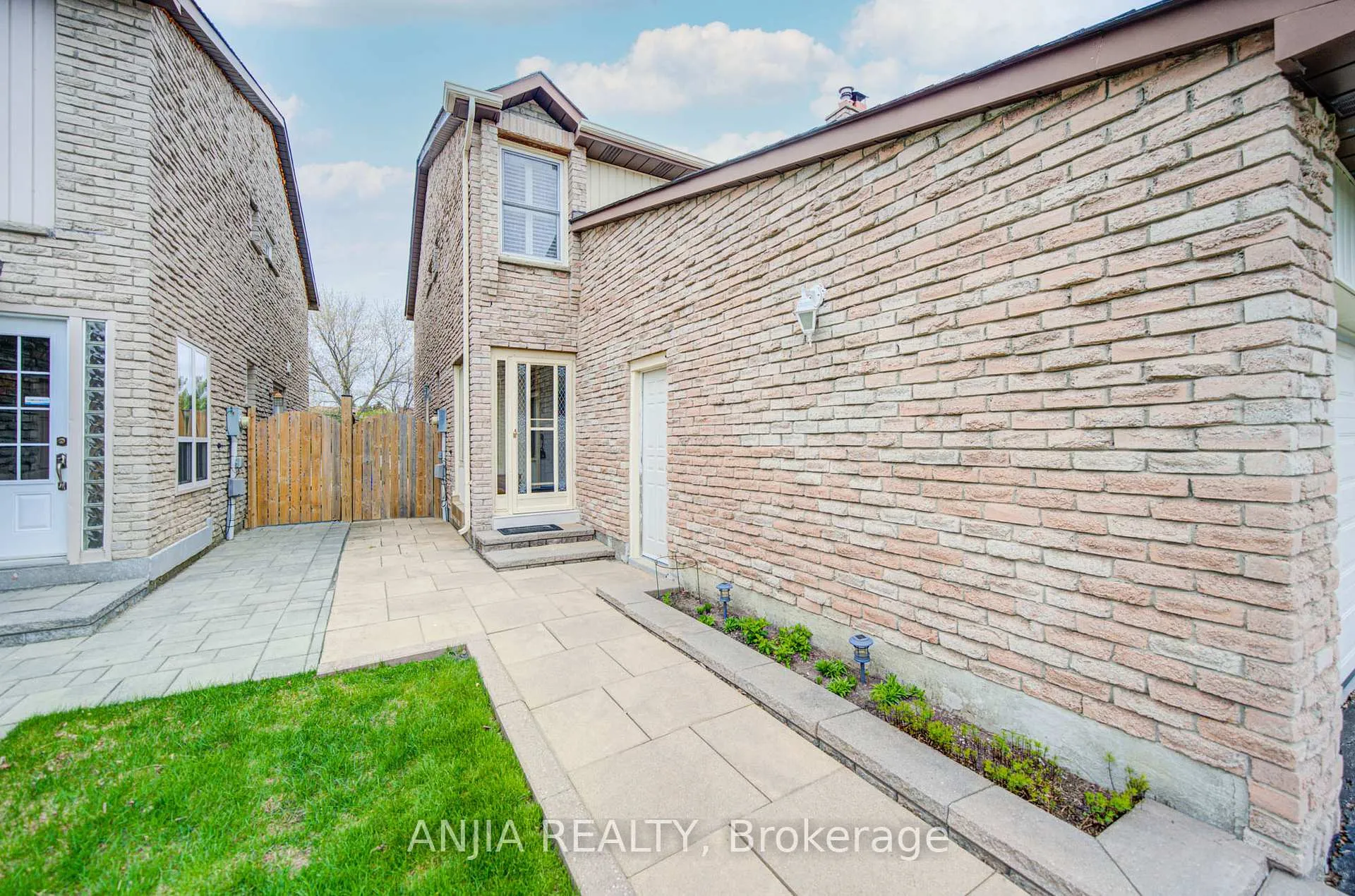 Photo 5 of 48 Upton Crescent, Markham, Milliken Mills West — HOMEH