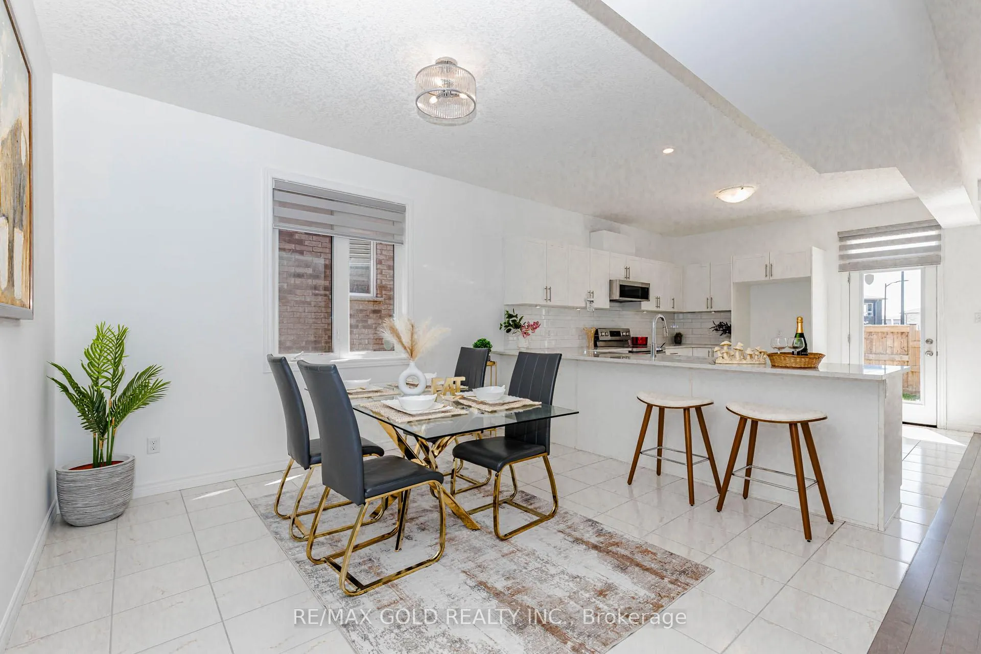 Photo 9 of 60 Saddlebrook Court, Kitchener — HOMEH