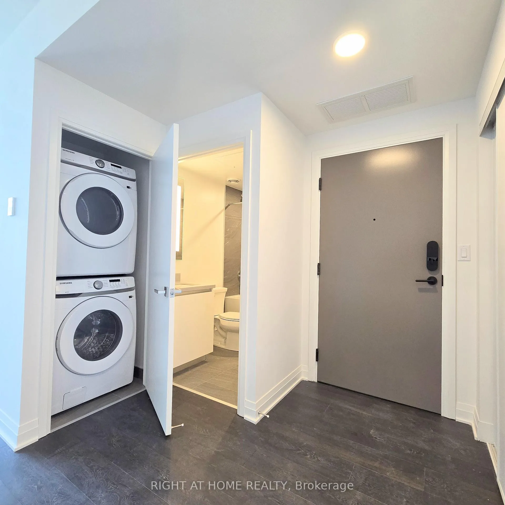 Photo 4 of Unit 5201, 4015 The Exchange, Mississauga, City Centre — HOMEH
