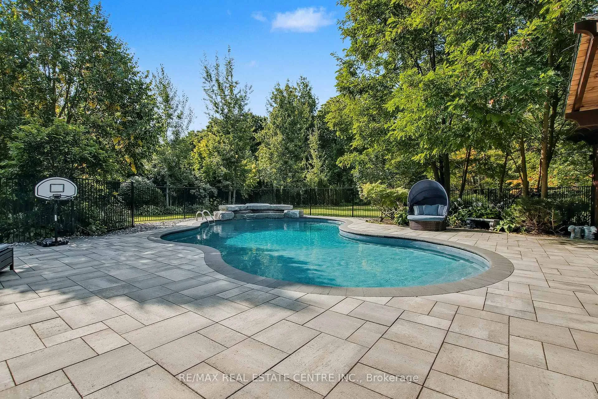 Photo 4 of 4220 Ennisclare Drive, Milton, Rural Nassagaweya — HOMEH