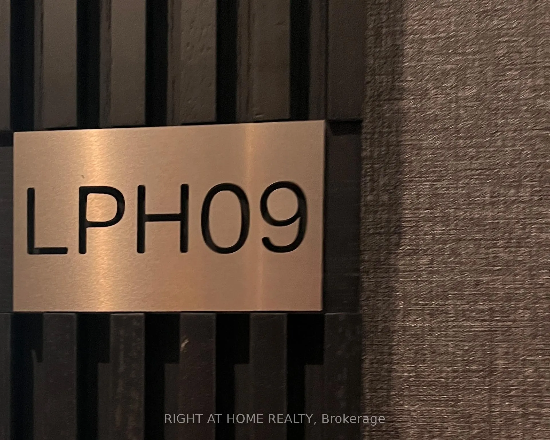 Photo 2 of Unit LPH09, 110 Broadway Avenue, Toronto, Mount Pleasant West — HOMEH