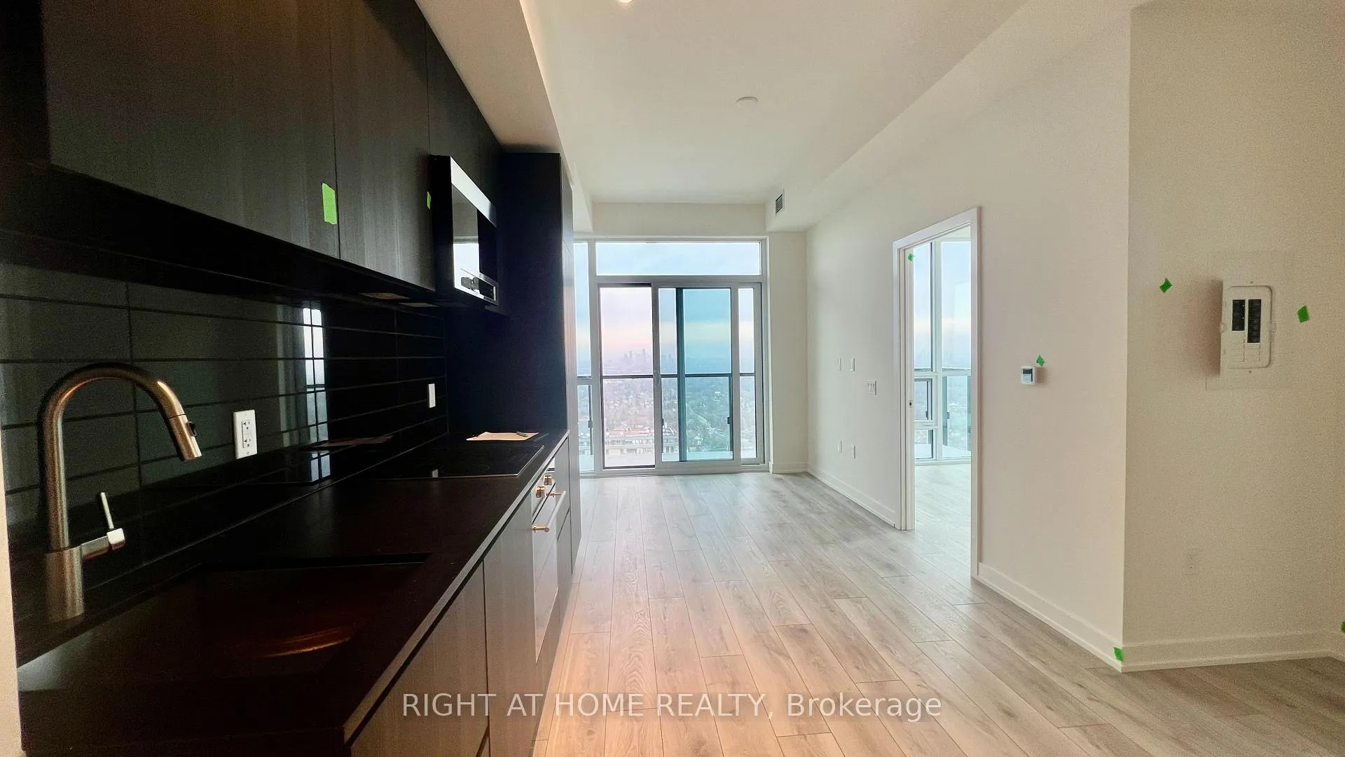Photo 4 of Unit LPH09, 110 Broadway Avenue, Toronto, Mount Pleasant West — HOMEH