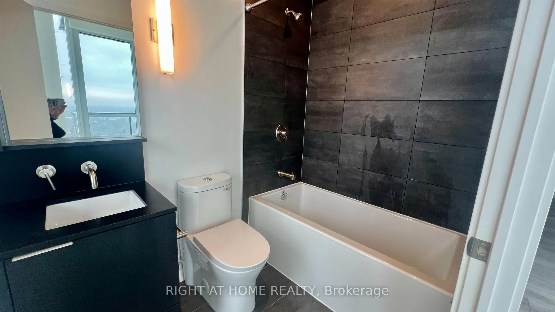 Photo 12 of Unit LPH09, 110 Broadway Avenue, Toronto, Mount Pleasant West — HOMEH