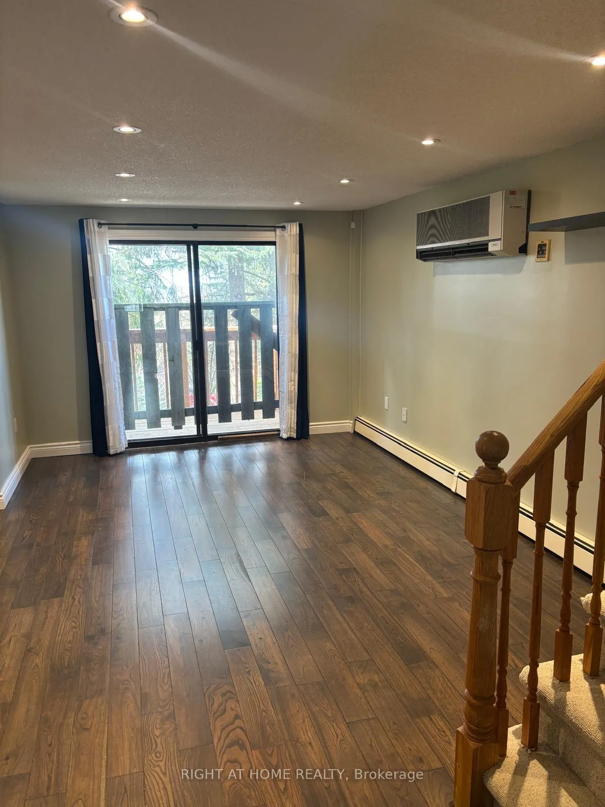 Photo 3 of 9 Quail Crescent, Barrie, Ardagh — HOMEH