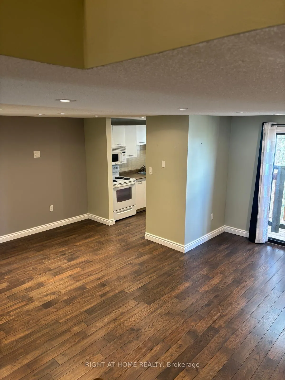 Photo 5 of 9 Quail Crescent, Barrie, Ardagh — HOMEH