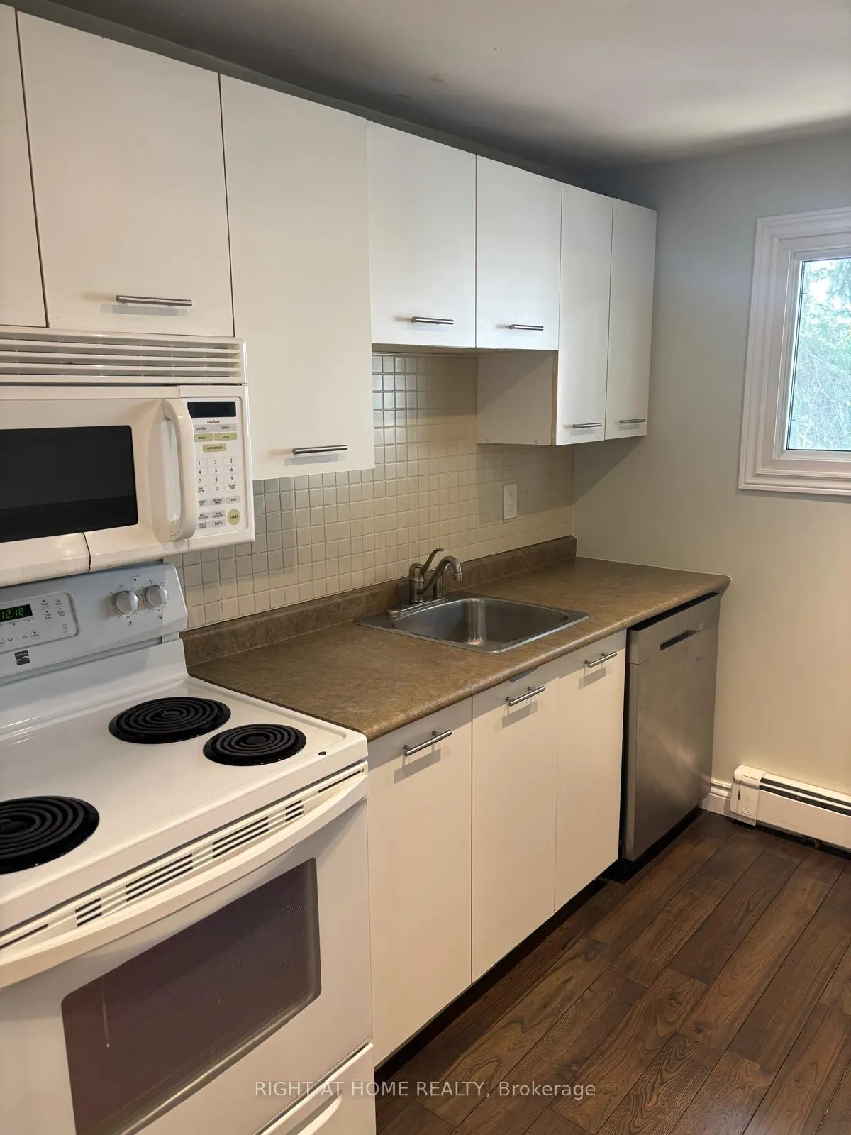 Photo 6 of 9 Quail Crescent, Barrie, Ardagh — HOMEH