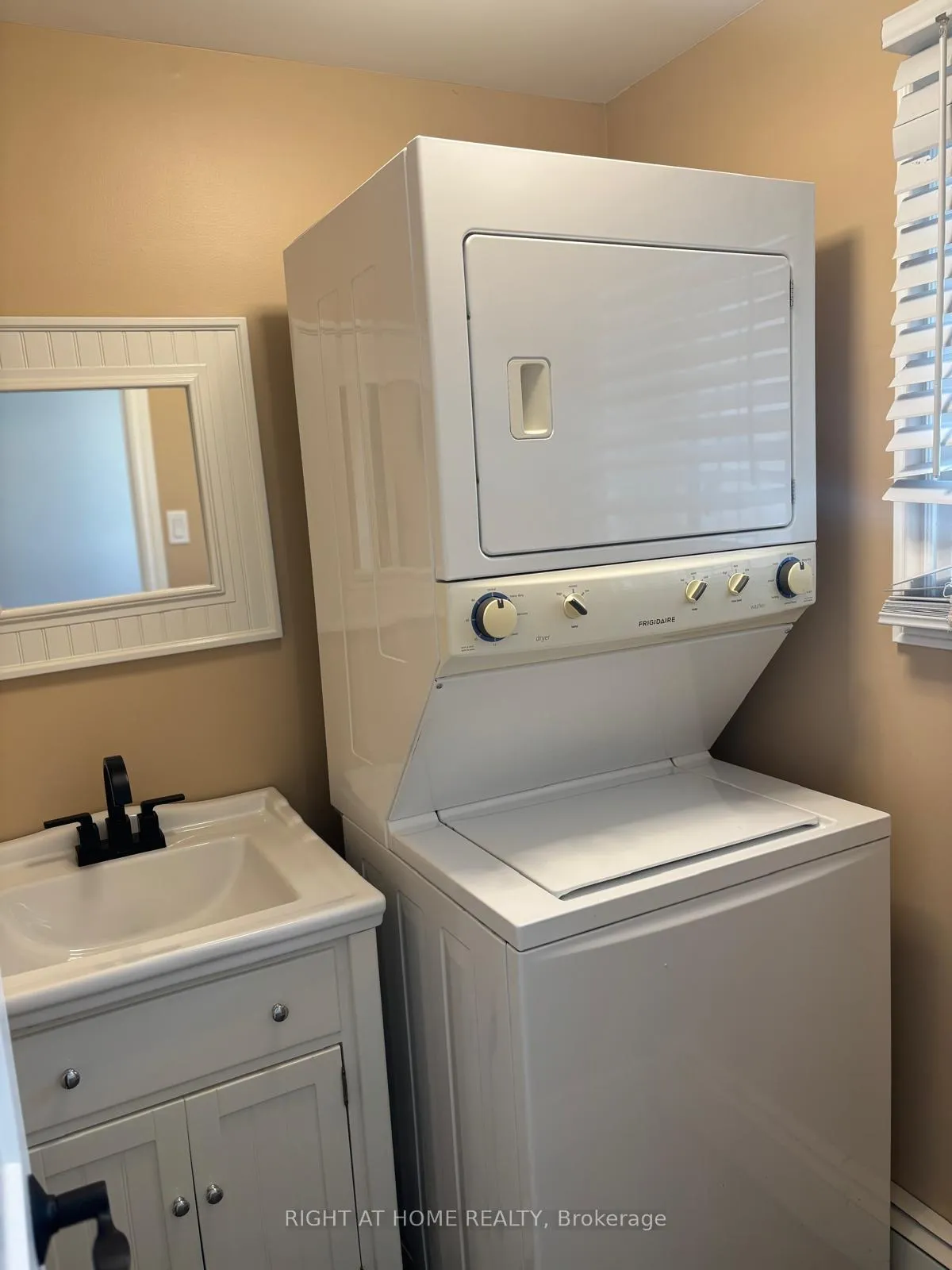 Photo 13 of 9 Quail Crescent, Barrie, Ardagh — HOMEH