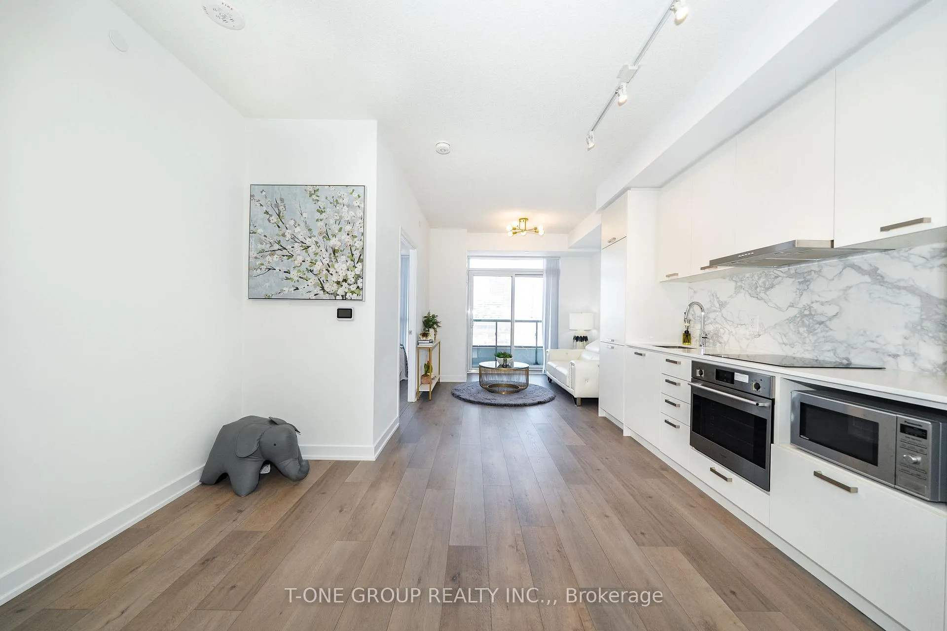 Photo 5 of Unit 921, 38 Honeycrisp Crescent, Vaughan, Vaughan Corporate Centre — HOMEH
