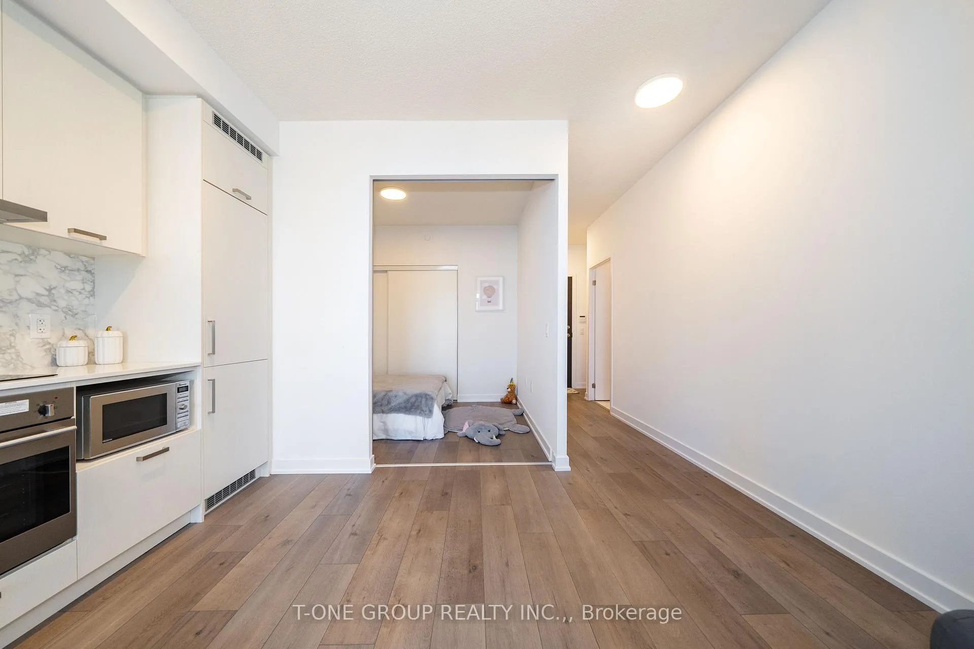 Photo 8 of Unit 921, 38 Honeycrisp Crescent, Vaughan, Vaughan Corporate Centre — HOMEH