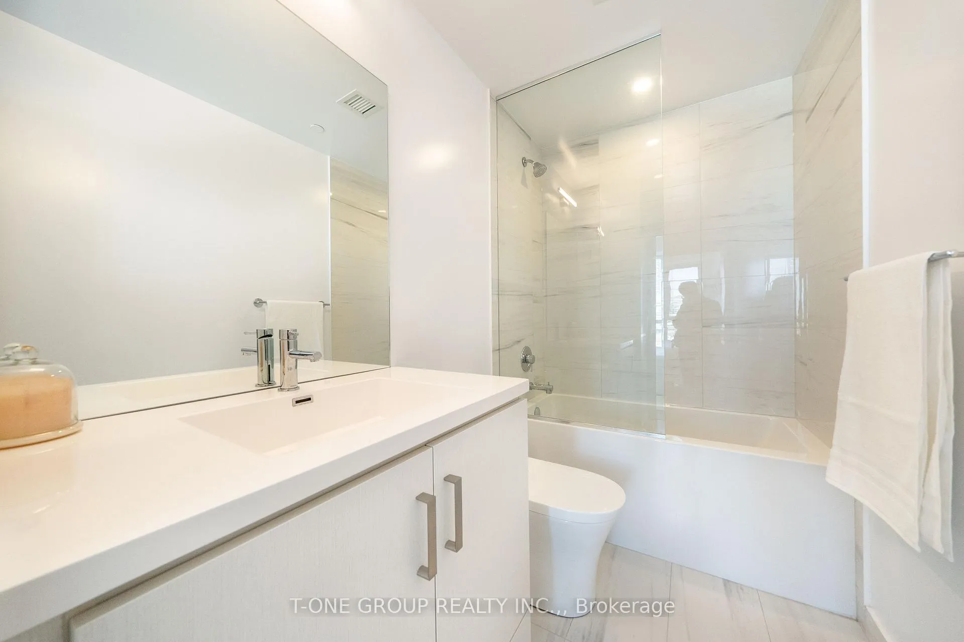 Photo 16 of Unit 921, 38 Honeycrisp Crescent, Vaughan, Vaughan Corporate Centre — HOMEH