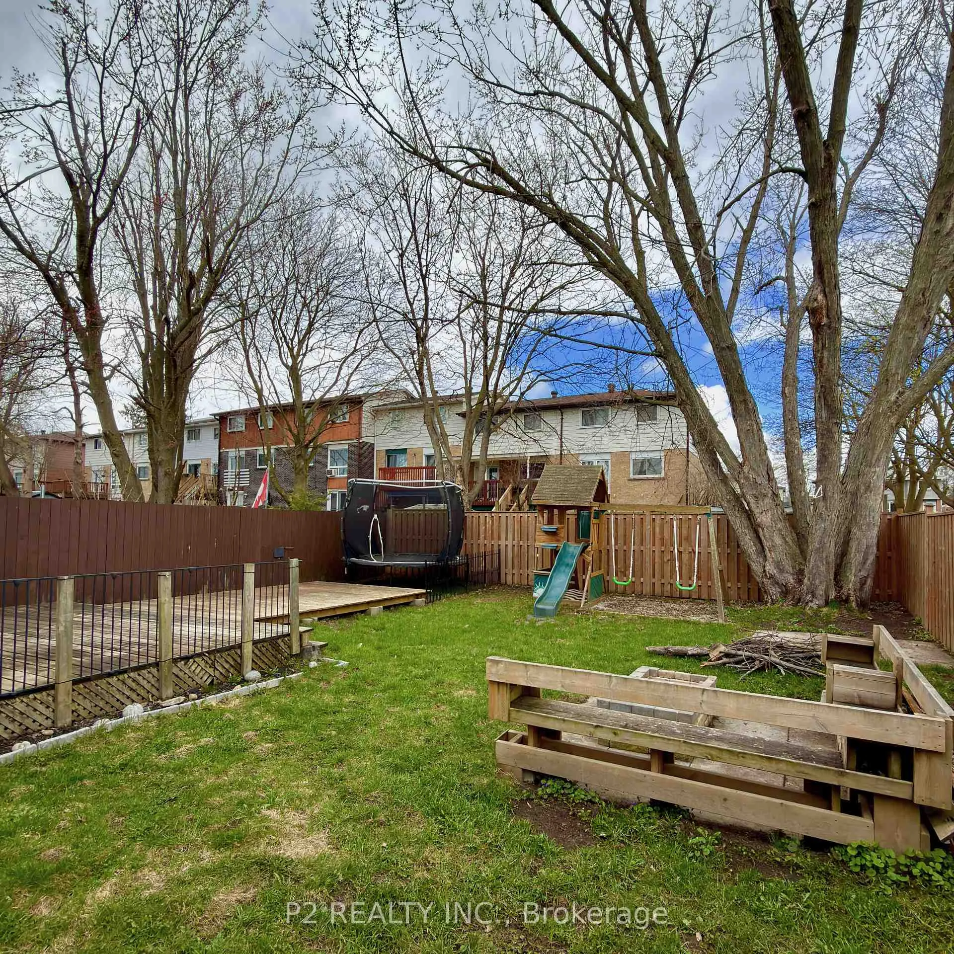 Photo 4 of 46 Chaucer Crescent, Barrie, Letitia Heights — HOMEH
