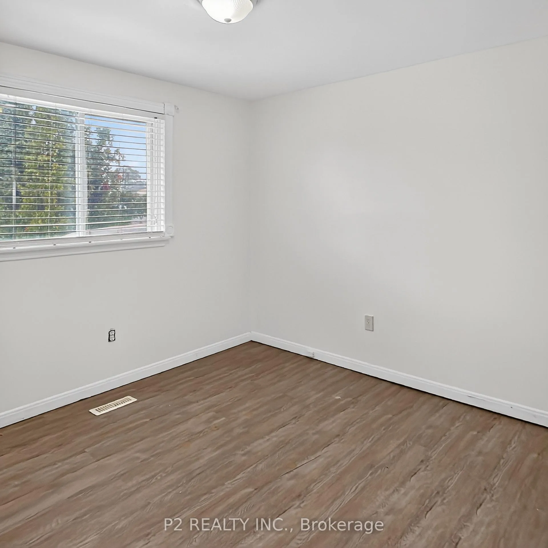 Photo 18 of 46 Chaucer Crescent, Barrie, Letitia Heights — HOMEH