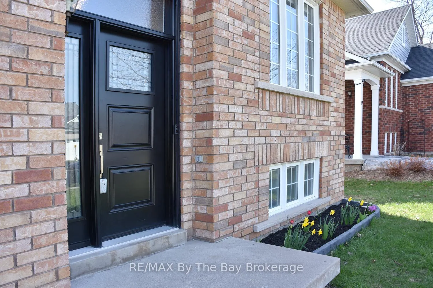 Photo 2 of 21 Northwood Drive, Wasaga Beach — HOMEH