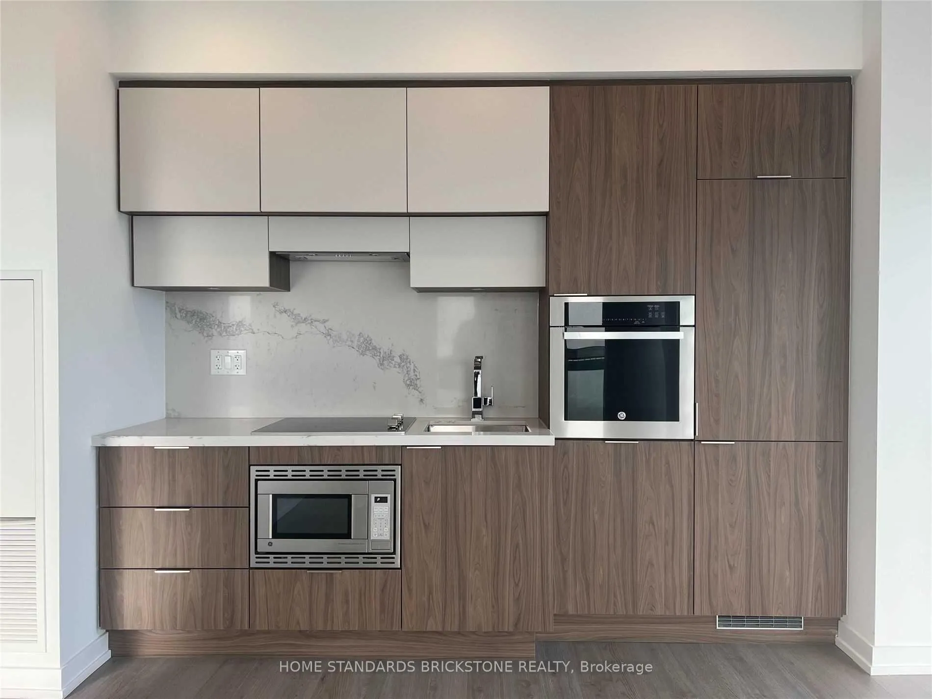 Photo 2 of Unit 2403, 39 Roehampton Avenue, Toronto, Mount Pleasant West — HOMEH